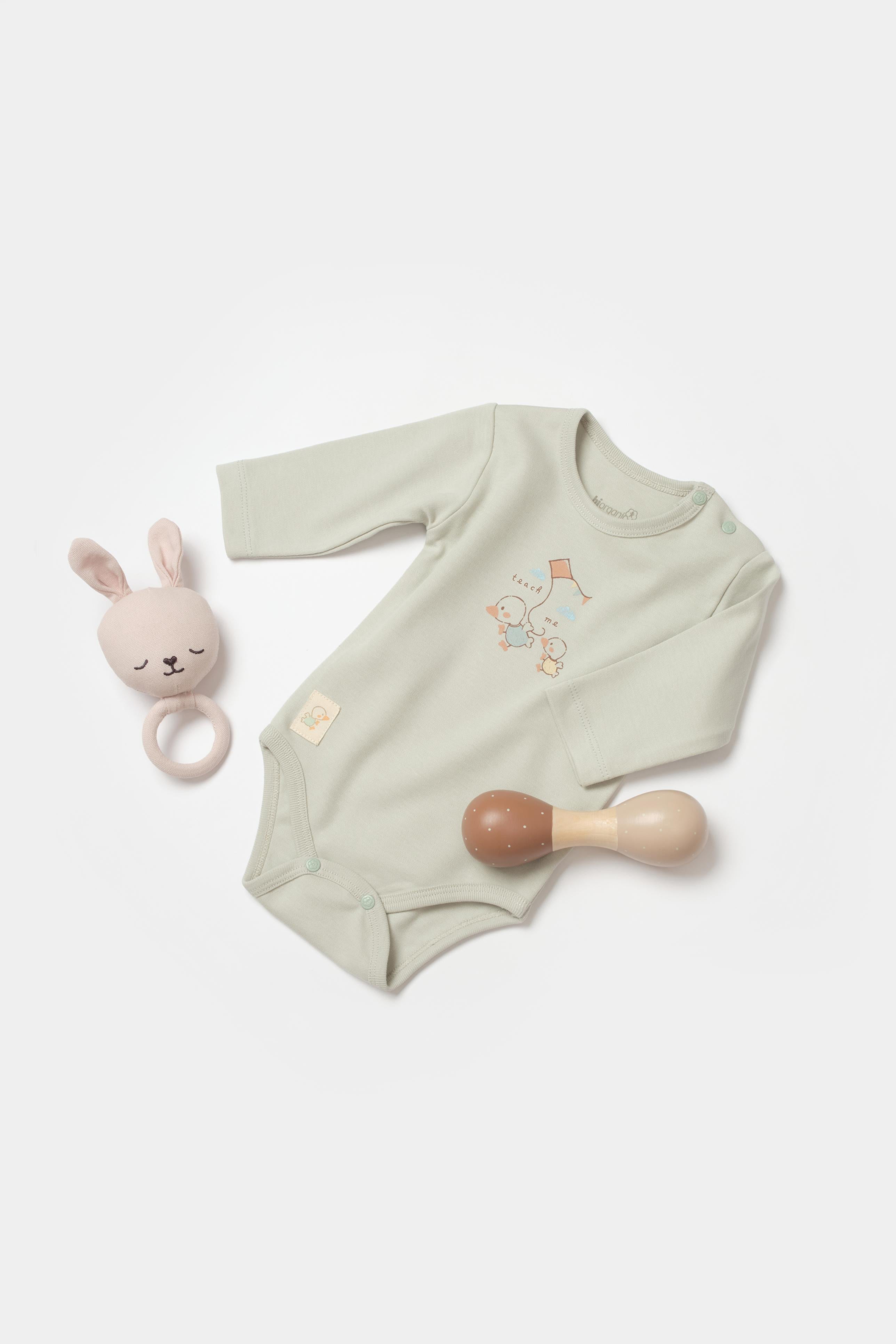 GOTS sertifikalı, organik pamuklu Teach Me temalı unisex uzun kollu bebek body – 0-24 ay arası kullanım için uygundur, sevimli tasarımıyla yumuşak ve nefes alabilir yapıya sahiptir