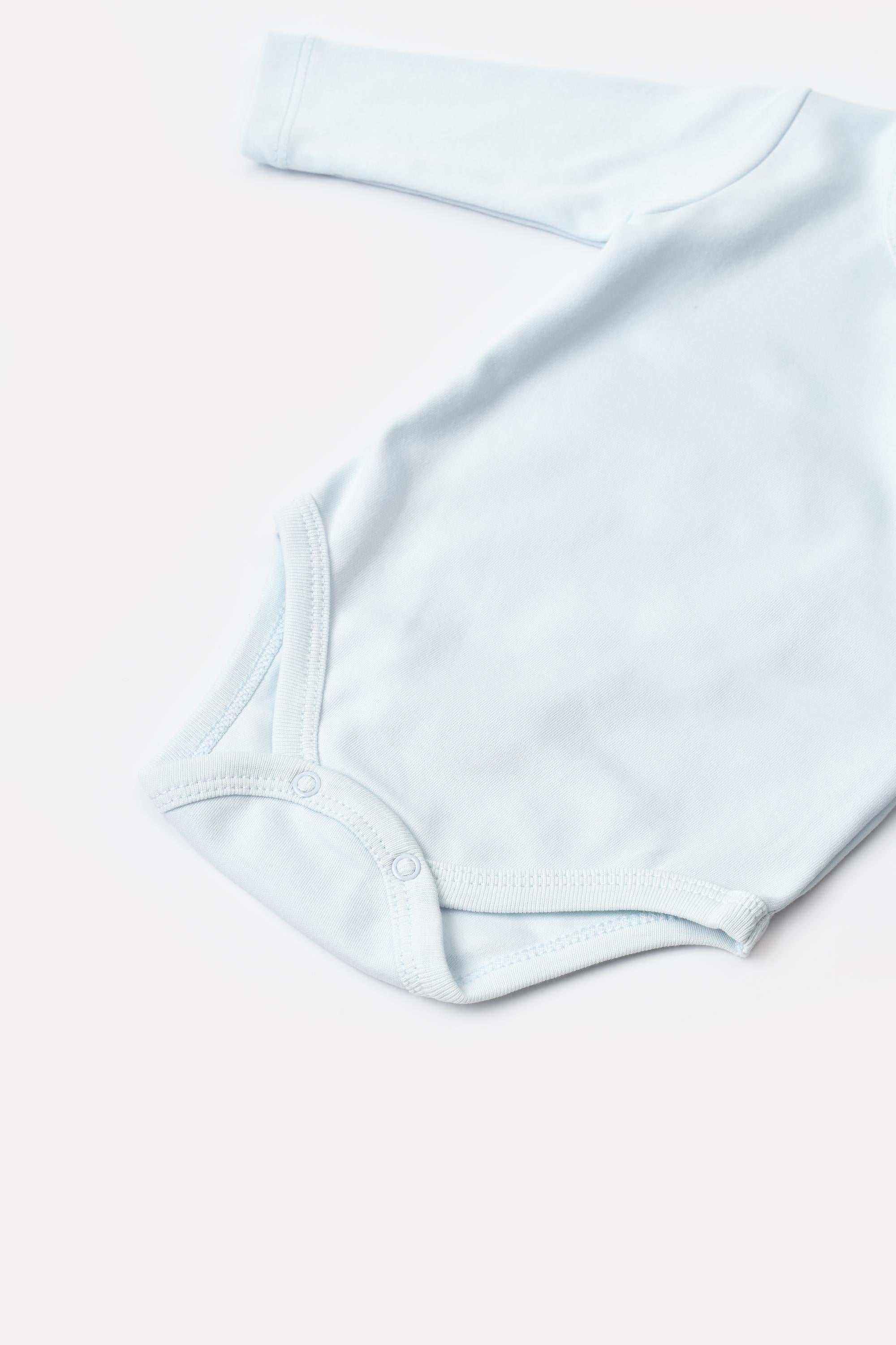 GOTS sertifikalı, organik pamuklu erkek bebek uzun kollu body – Basic Nature ve mavi deseniyle sade ve doğal stil sunar. 0-24 ay bebekler için idealdir, altı çıtçıtlıdır.
