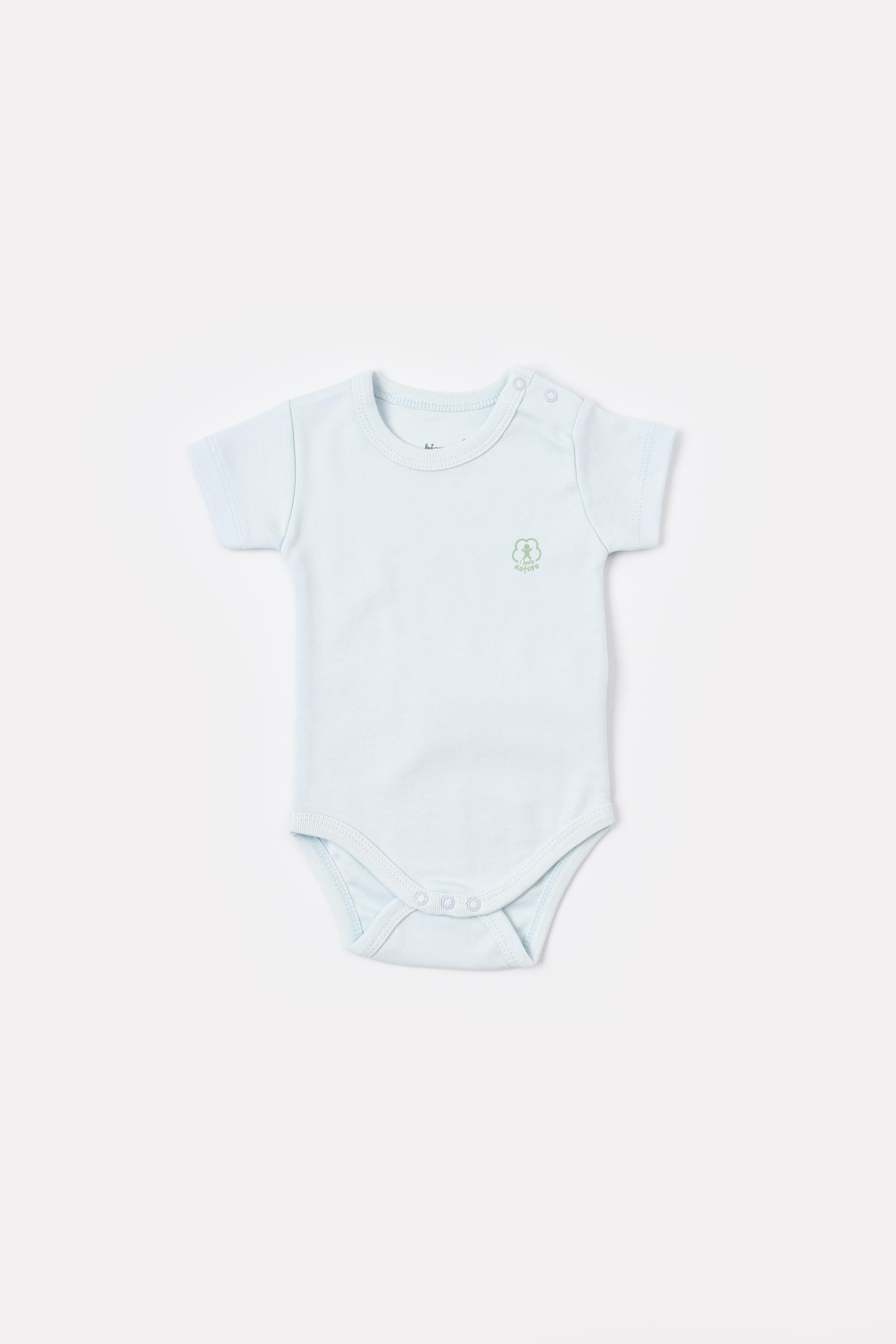 GOTS sertifikalı, organik pamuklu Basic Nature ve mavi desenli unisex kısa kollu bebek body – 0-24 ay arası kullanım için uygundur.