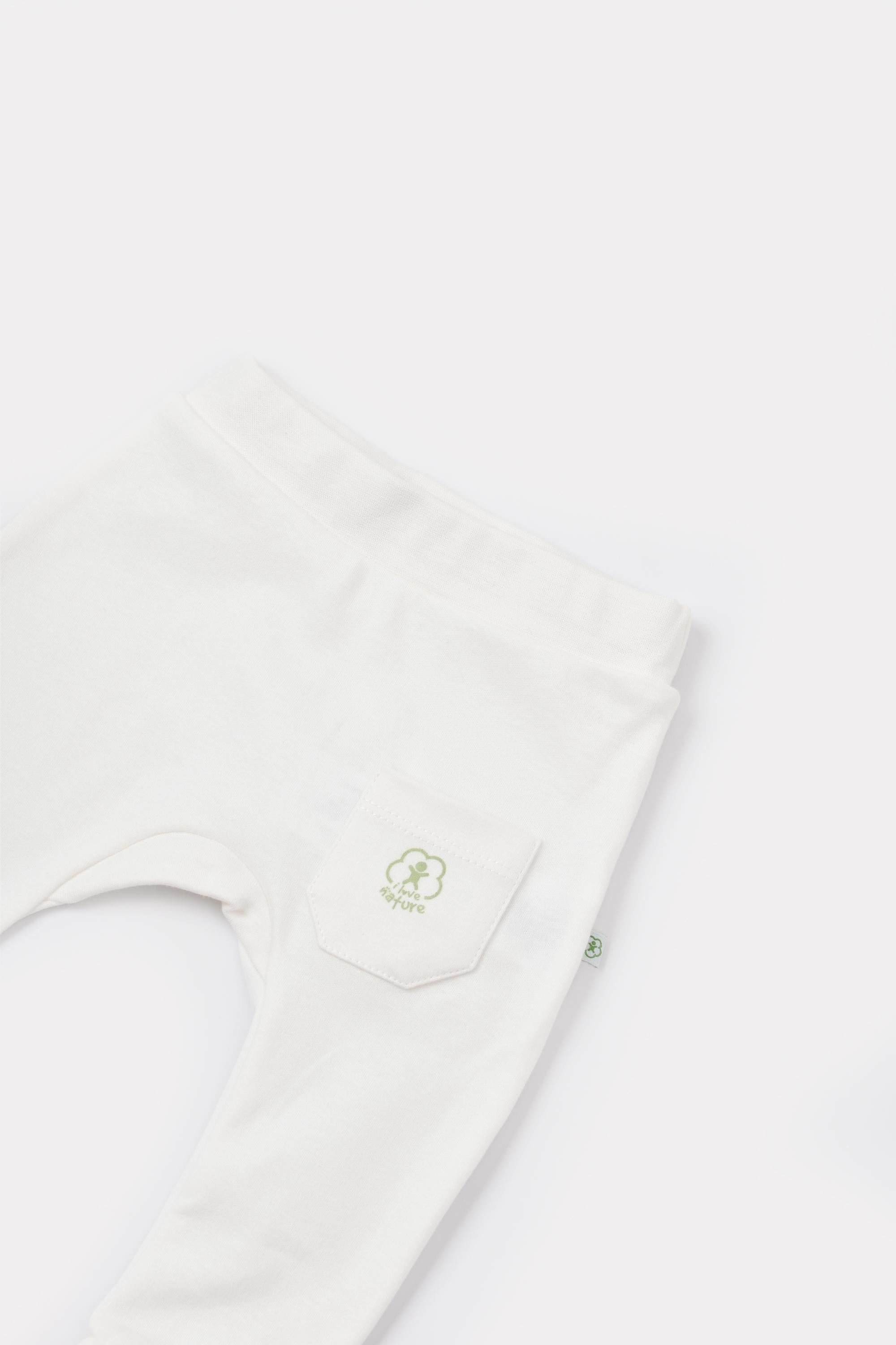 GOTS sertifikalı, organik pamuklu Basic Nature desenli unisex bebek patiksiz tek alt – 0-12 ay arası bebekler için rahat ve nefes alabilir kumaş.