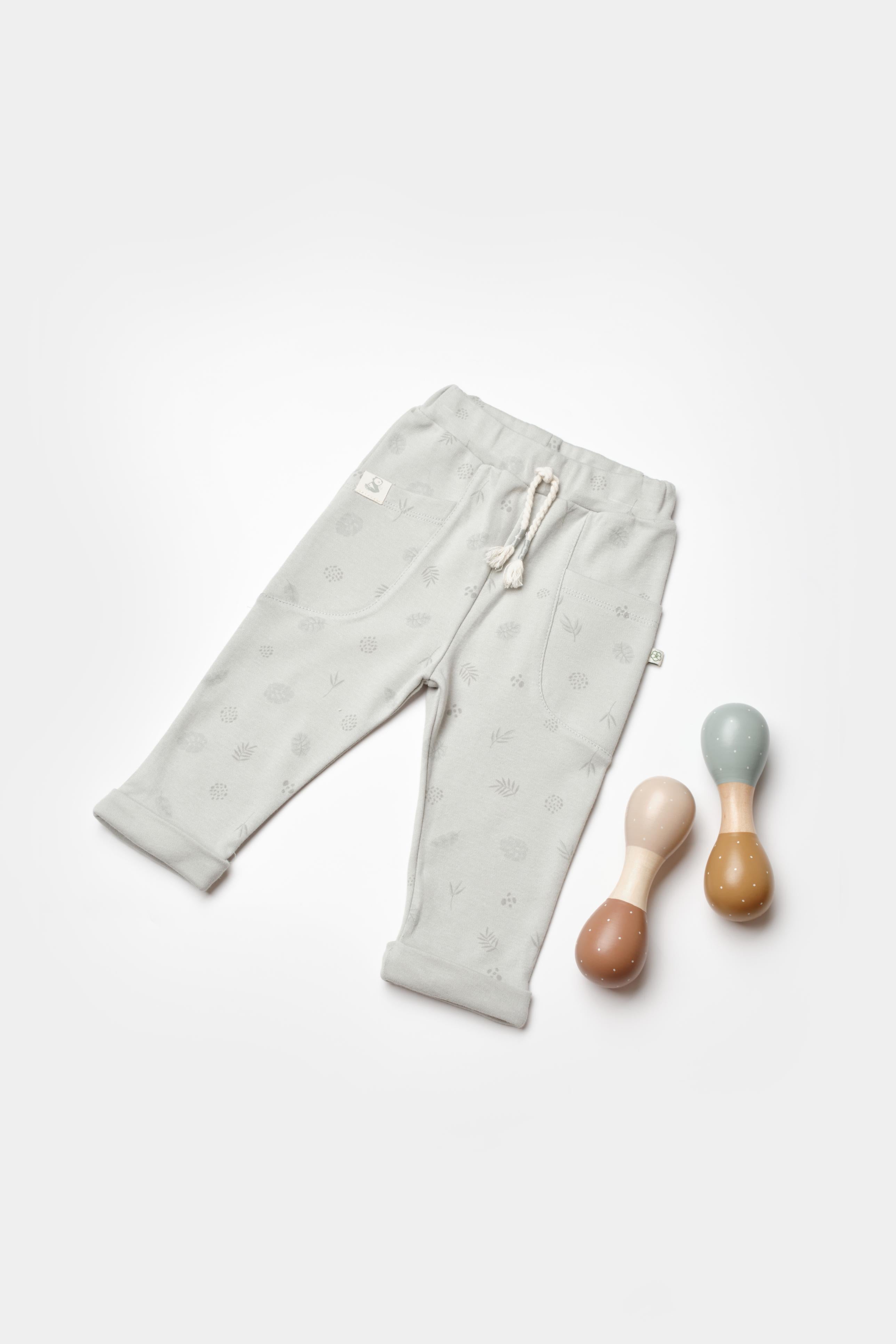GOTS sertifikalı, organik pamuklu Love Our Earth temalı unisex patiksiz bebek alt giysisi – 6-36 ay bebekler için rahat, doğal ve nefes alabilir yapıdadır.