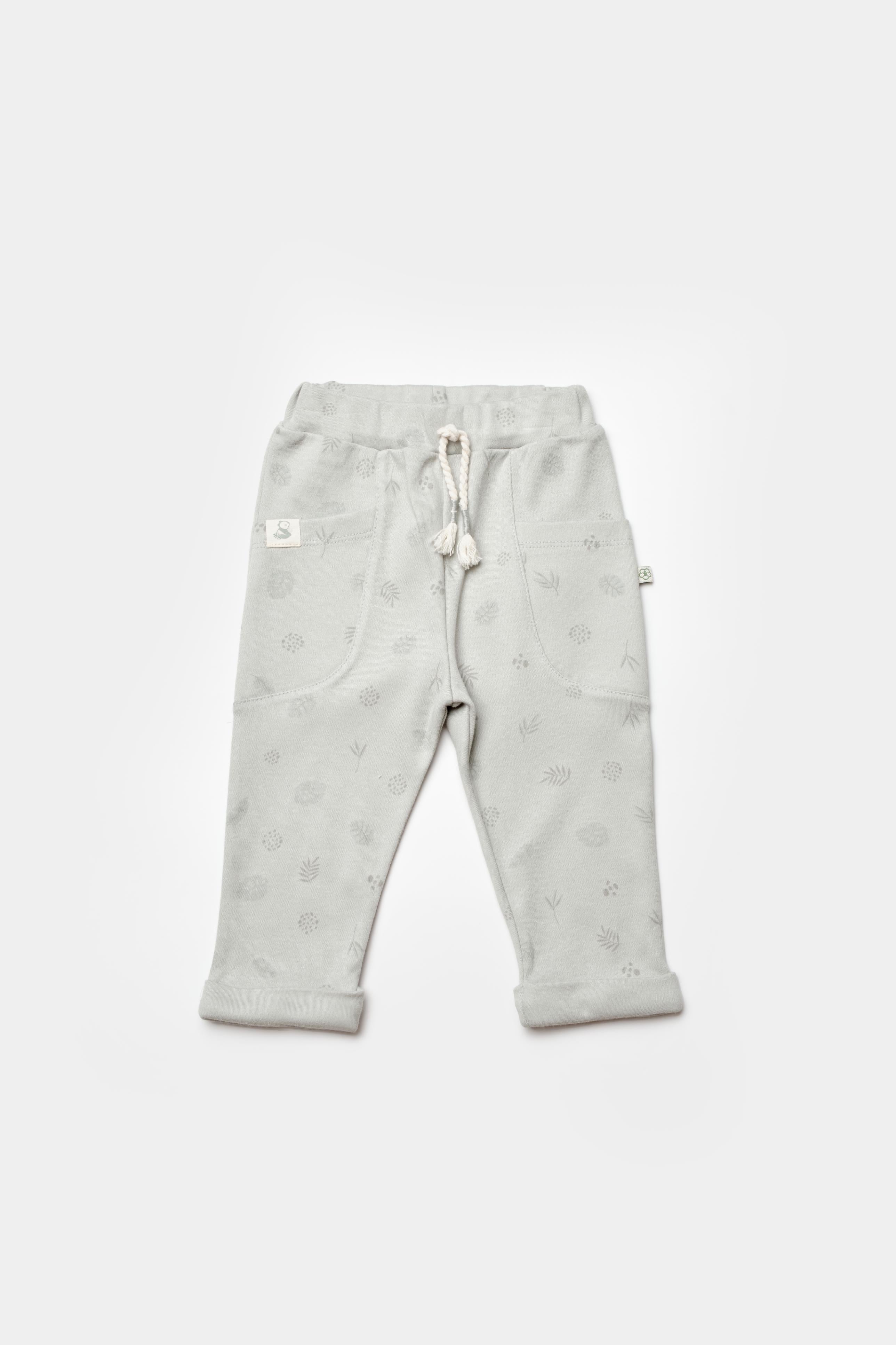 GOTS sertifikalı, organik pamuklu Love Our Earth temalı unisex patiksiz bebek alt giysisi – 6-36 ay bebekler için rahat, doğal ve nefes alabilir yapıdadır.