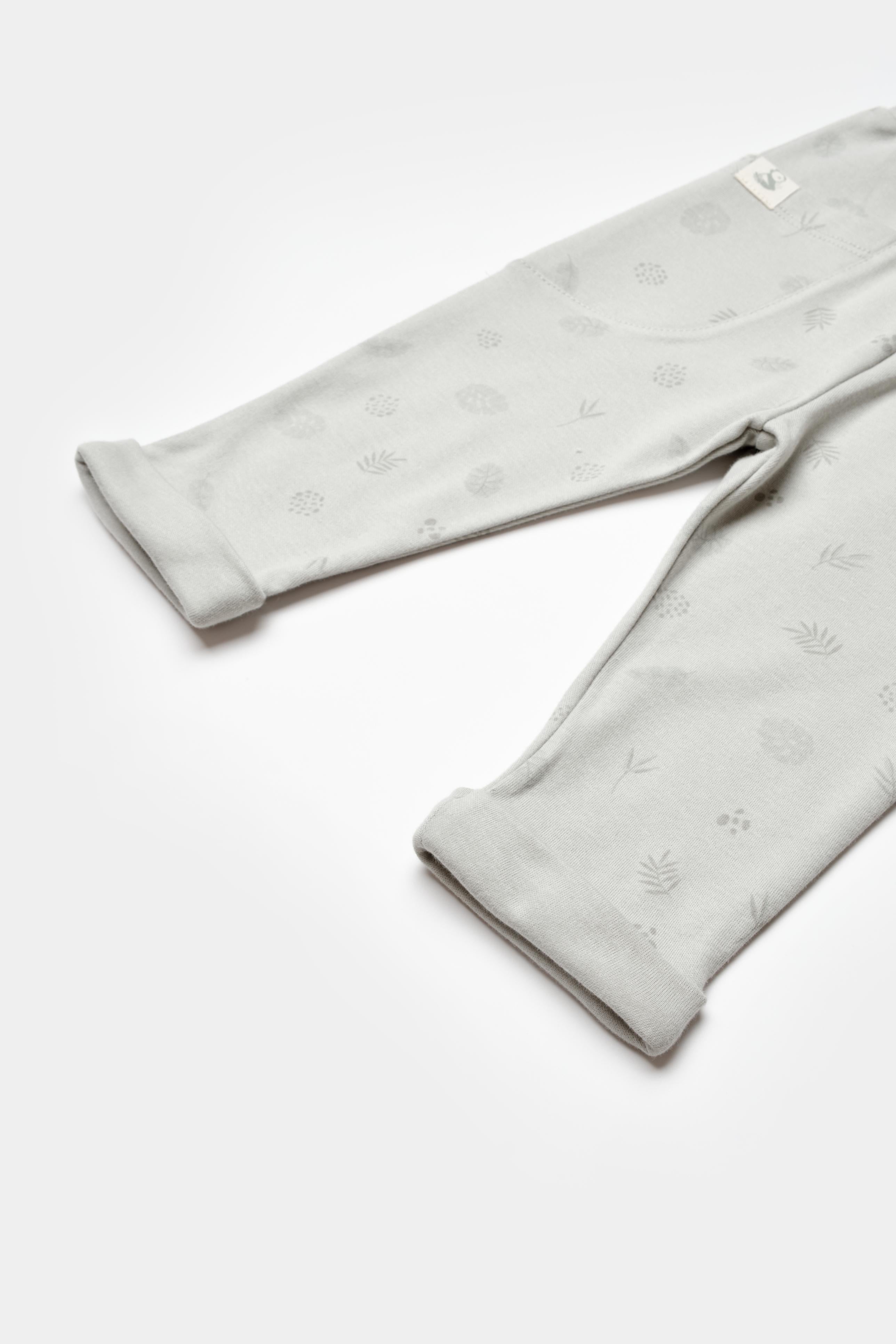 GOTS sertifikalı, organik pamuklu Love Our Earth temalı unisex patiksiz bebek alt giysisi – 6-36 ay bebekler için rahat bel yapısı, doğal ve nefes alabilir yapıdadır.