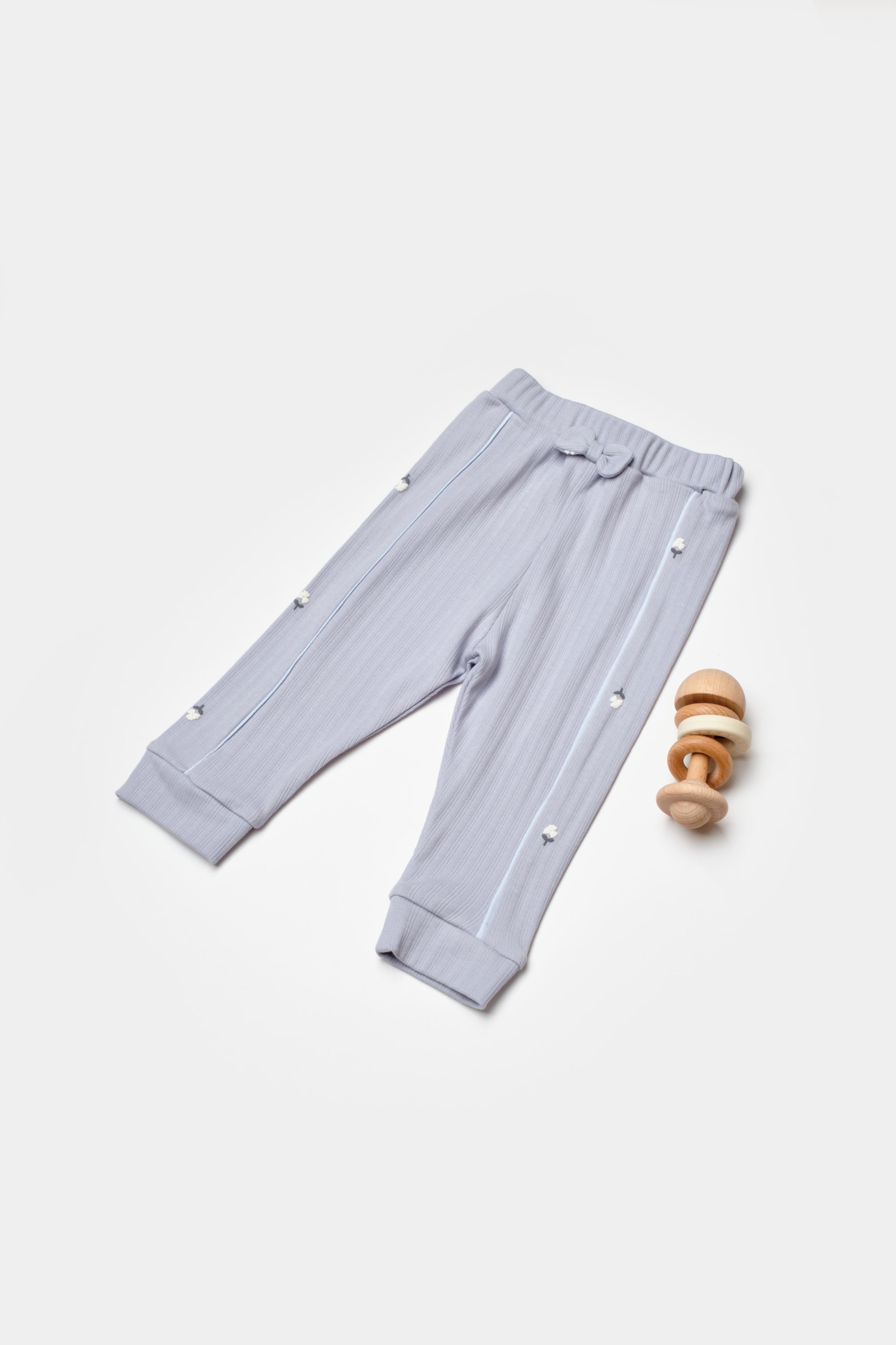 GOTS sertifikalı, organik pamuklu Love Floral desenli unisex lila renkli bebek tek alt – 6-36 ay arası kullanım için uygun, esnek bel yapısıyla rahatlık sunar.