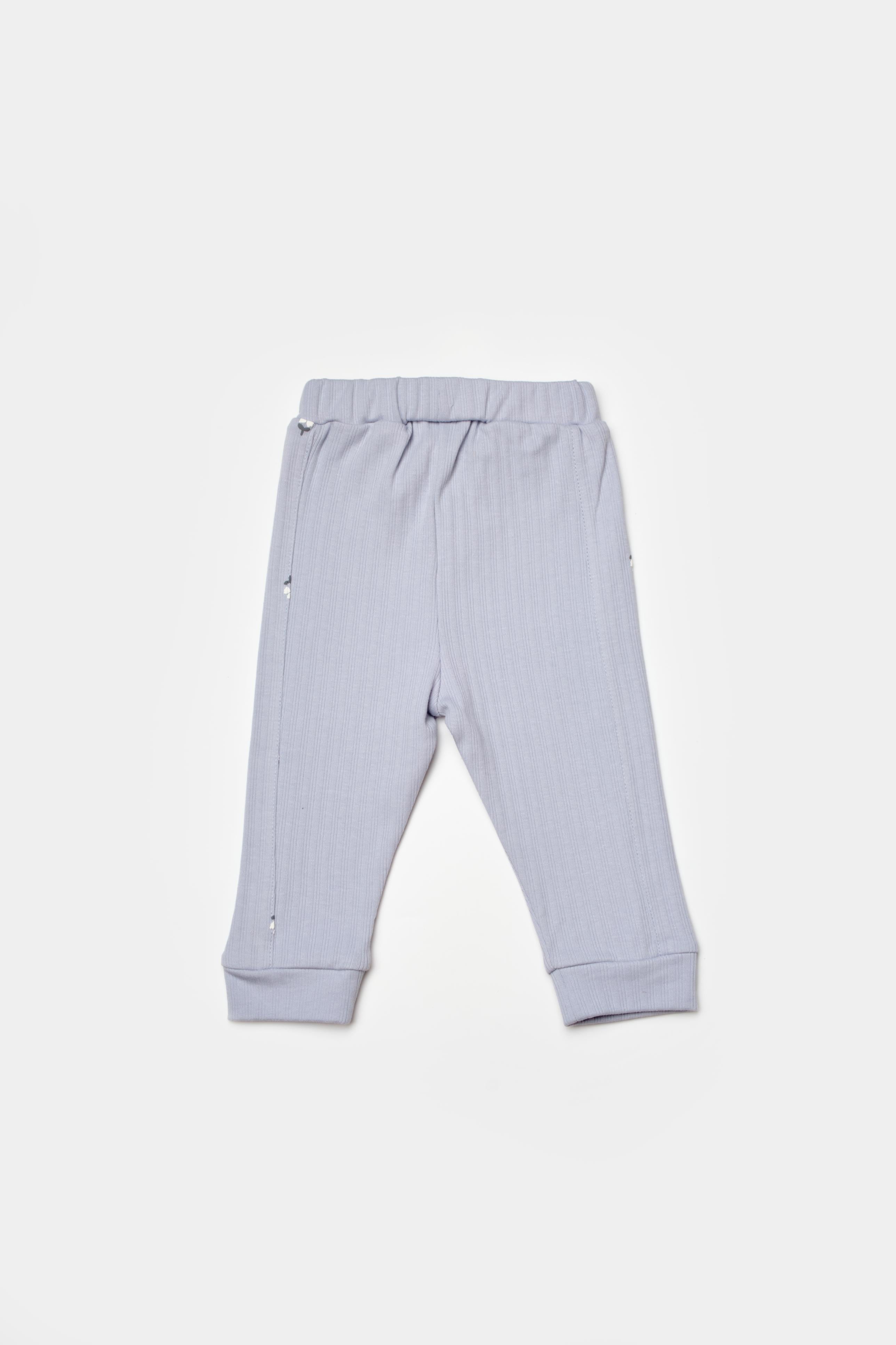 GOTS sertifikalı, organik pamuklu Love Floral desenli unisex lila renkli bebek tek alt – 6-36 ay arası kullanım için uygun, esnek bel yapısıyla rahatlık sunar.