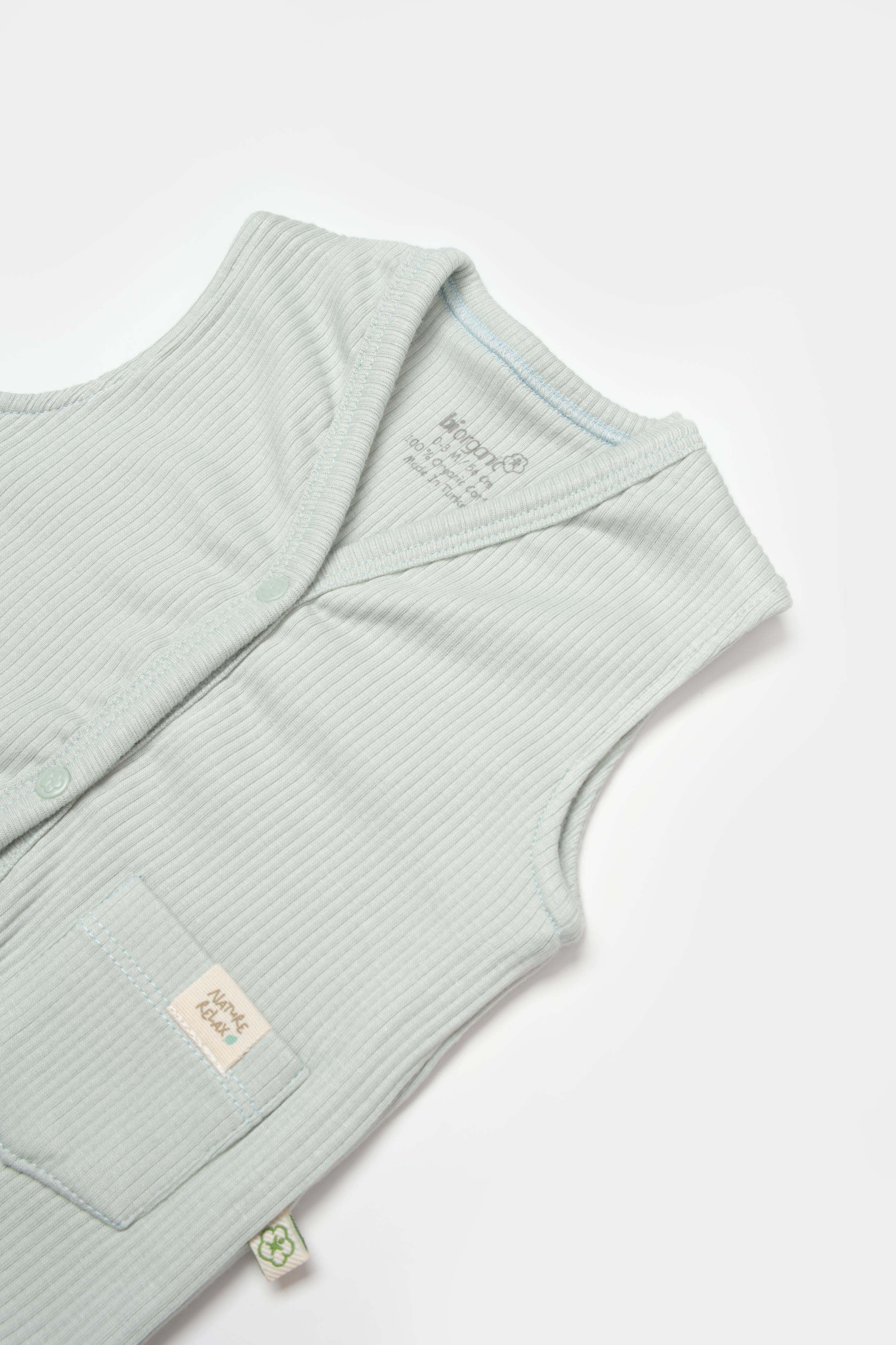 Organik modal kumaştan üretilmiş Nature Relax temalı unisex bebek yeleği – 6-36 ay arası kullanım için uygundur, yumuşak, hafif ve konforludur.