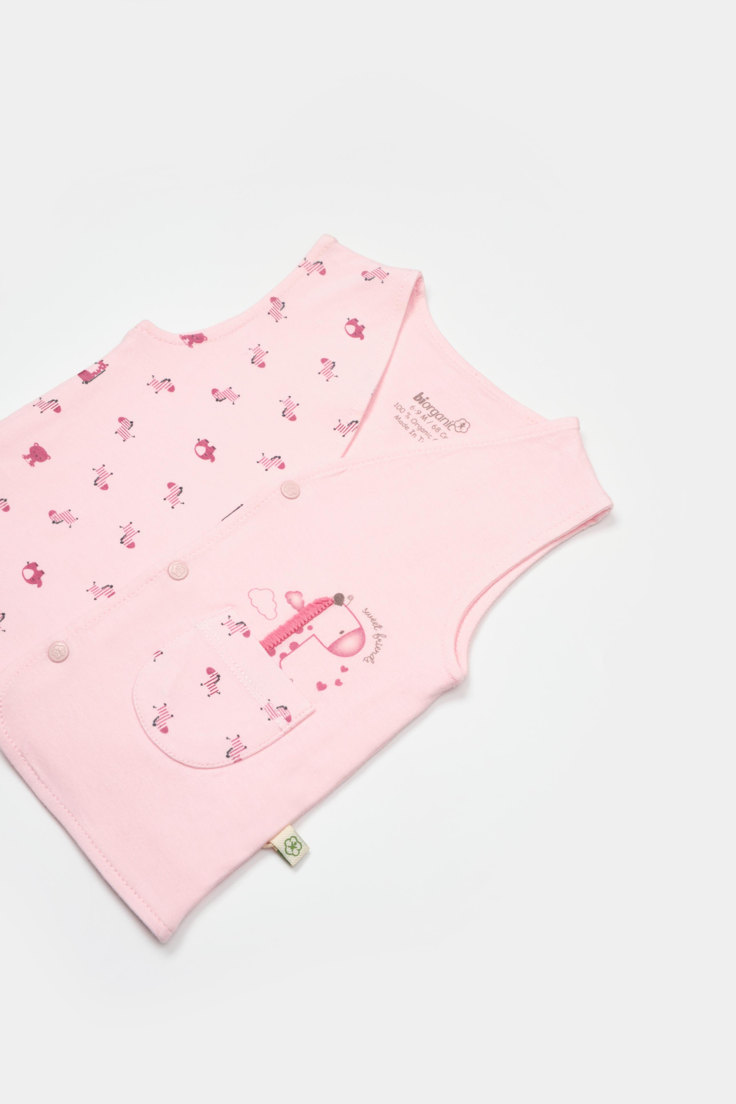 GOTS sertifikalı, organik pamuklu Sweet Friends temalı kız bebek yeleği – 6-36 ay arası kullanım için uygun, yumuşak dokulu, sevimli tasarımlı ve düğmeli tasarıma sahiptir.