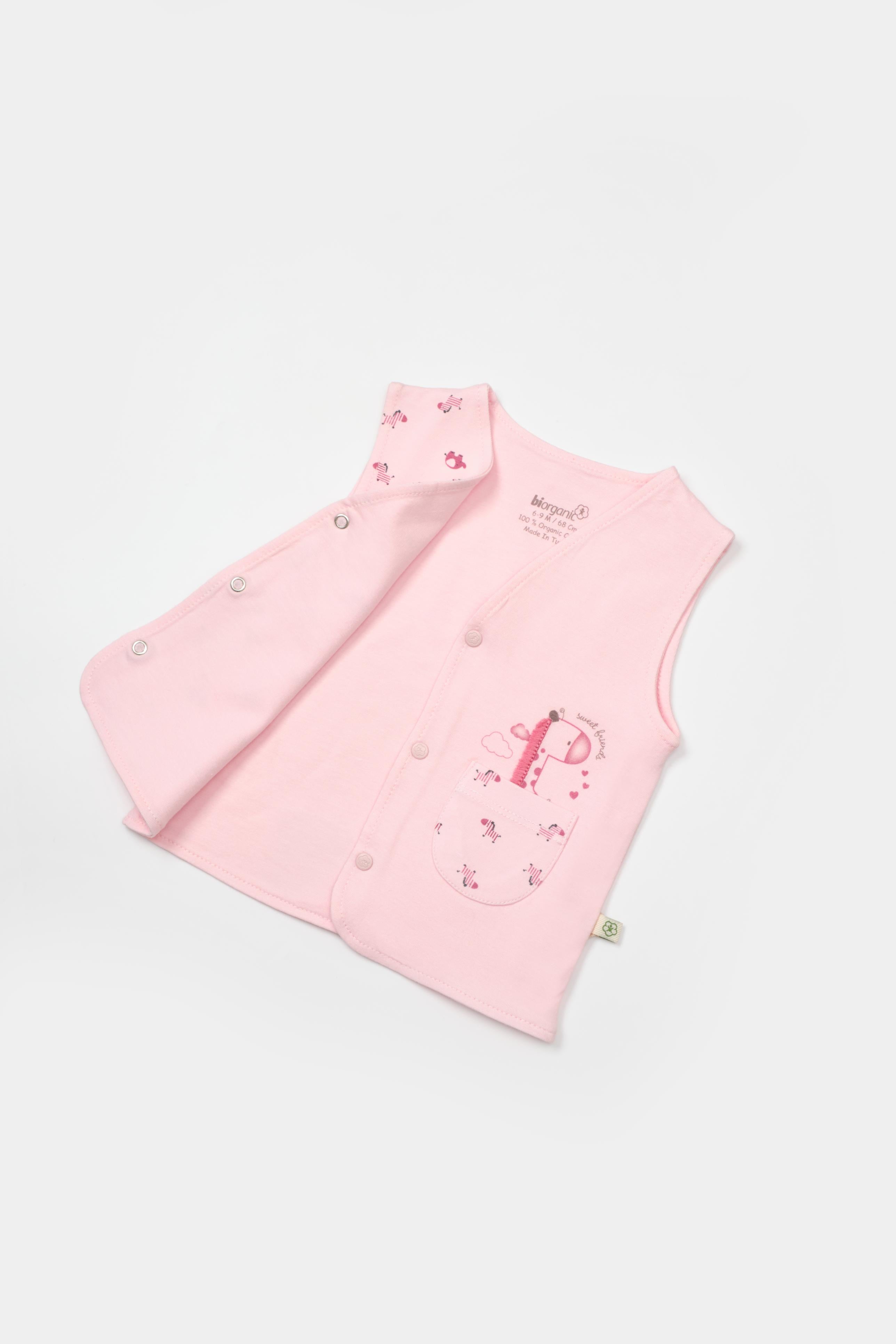 GOTS sertifikalı, organik pamuklu Sweet Friends temalı kız bebek yeleği – 6-36 ay arası kullanım için uygun, yumuşak dokulu, sevimli tasarımlı ve düğmeli tasarıma sahiptir.