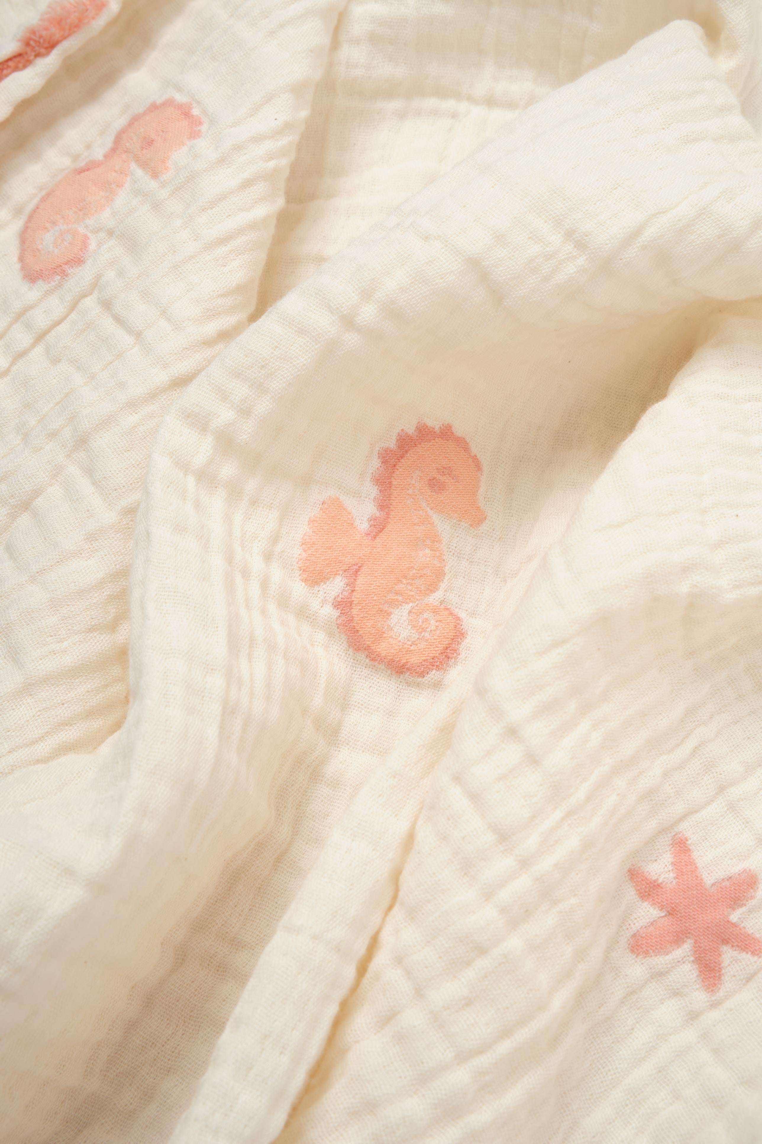 GOTS sertifikalı, organik pamuklu Save the Seahorse temalı 110x110 cm müslin jakarlı battaniye ve çok amaçlı örtü – bebek arabası örtüsü, omuz bezi veya kundak olarak kullanılabilir.