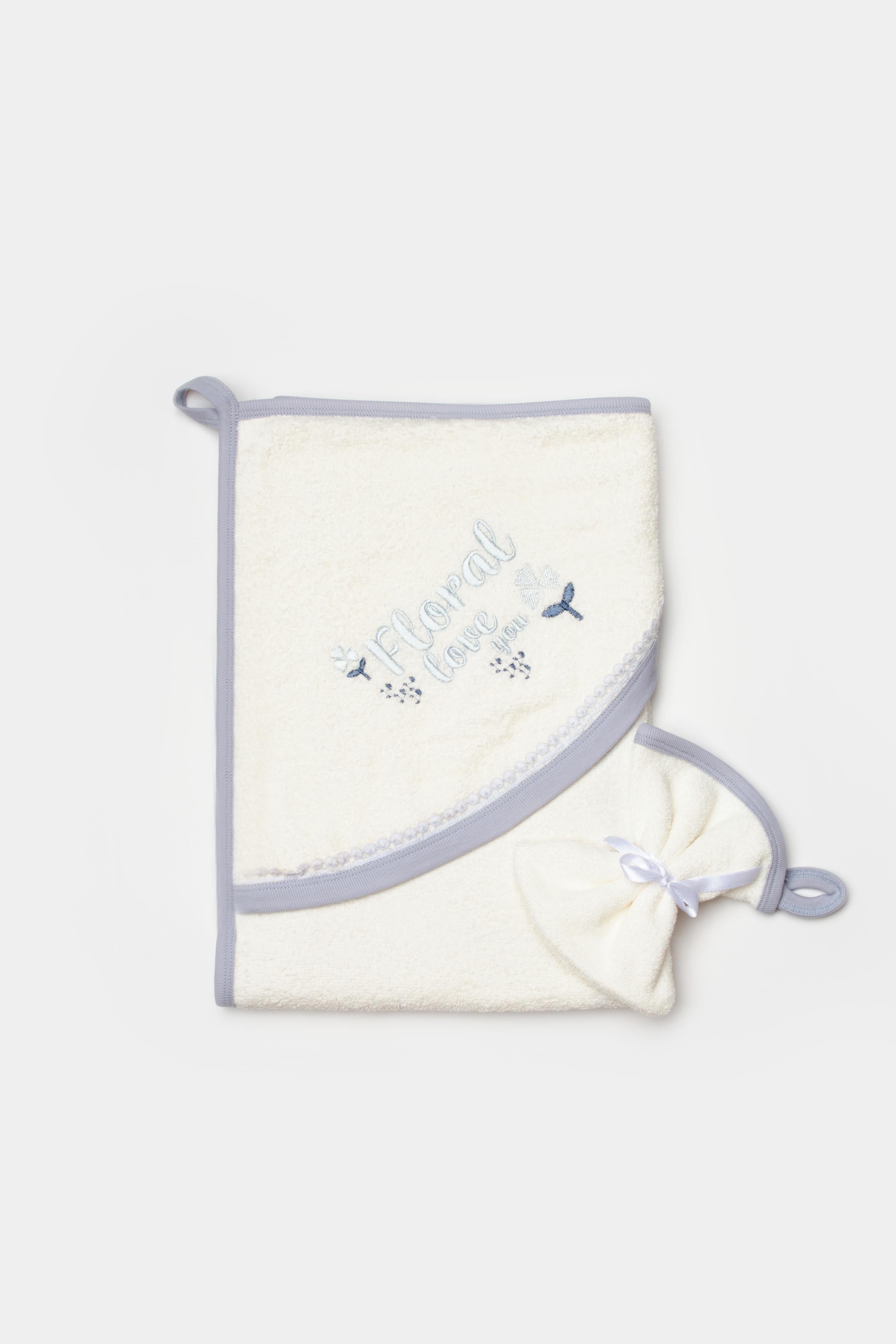 Özel kutulu GOTS sertifikalı, organik pamuktan üretilmiş Love Floral temalı unisex yenidoğan bornoz takımı – yumuşak, emici ve hassas bebek ciltlerine uygundur.