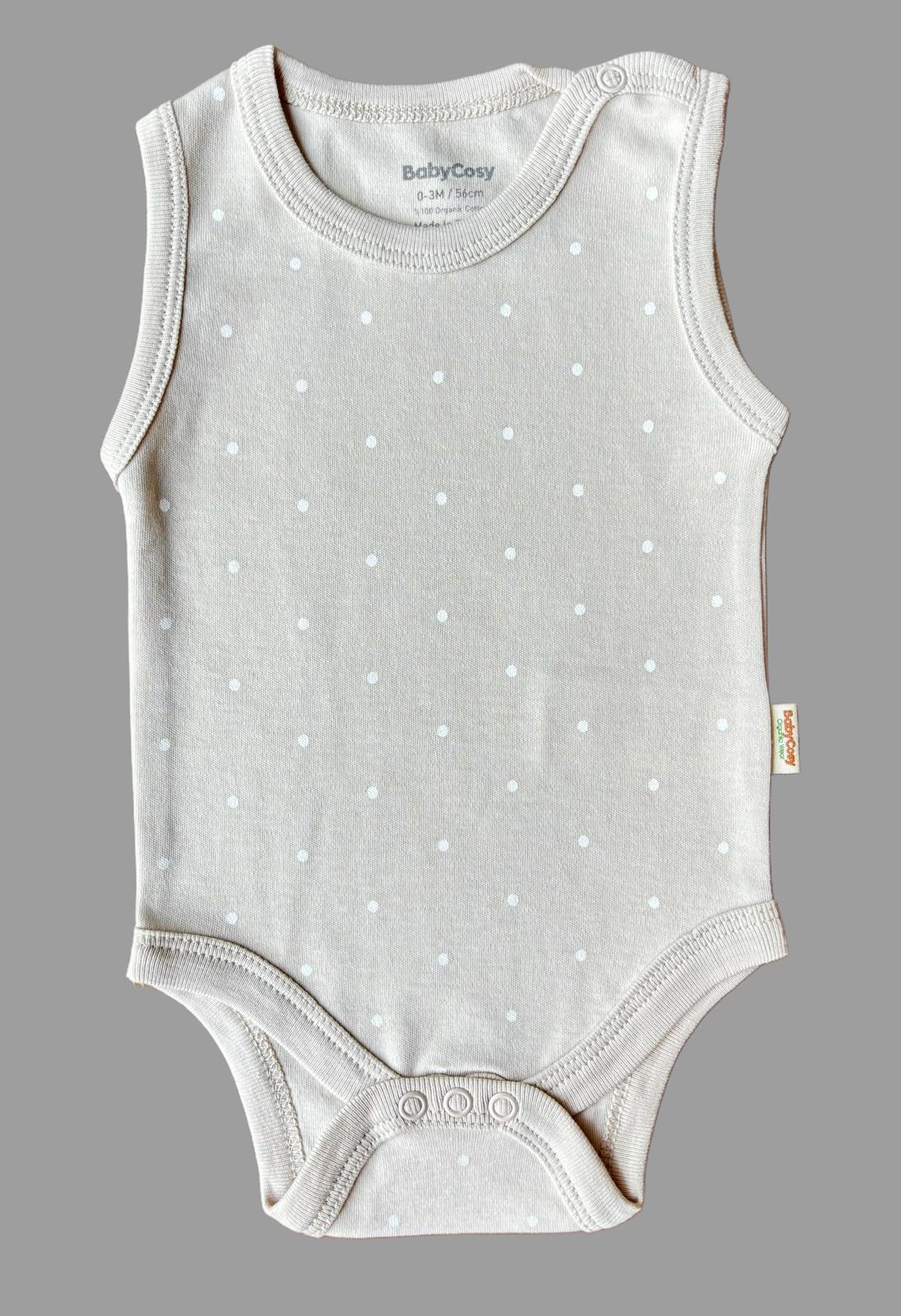 GOTS sertifikalı, organik pamuktan üretilmiş unisex bebek 3’lü kolsuz body seti – 0-9 ay arası kullanım için uygundur; kutulu ve yumuşak dokusuyla bebekler için konforlu bir seçenektir.