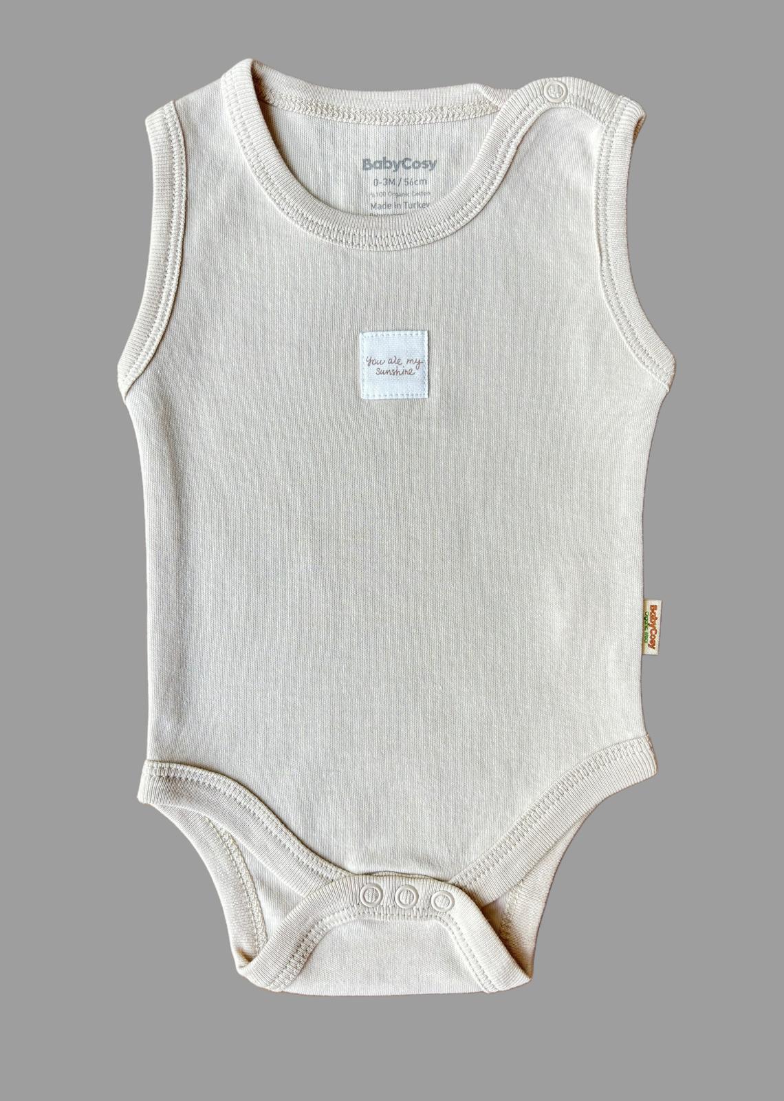 GOTS sertifikalı, organik pamuktan üretilmiş unisex bebek 3’lü kolsuz body seti – 0-9 ay arası kullanım için uygundur; kutulu ve yumuşak dokusuyla bebekler için konforlu bir seçenektir.