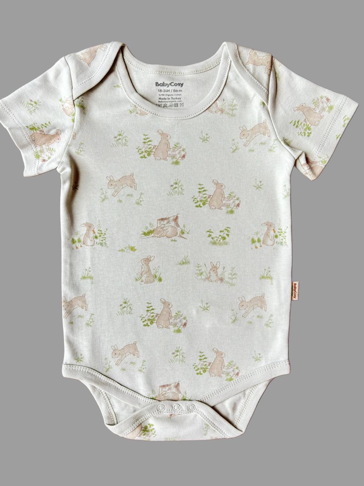 GOTS sertifikalı, organik pamuklu unisex bebek 3’lü kısa kollu body seti – 9-24 ay arası kullanım için uygundur; kutulu sunumuyla hediye seçeneği olarak da idealdir.