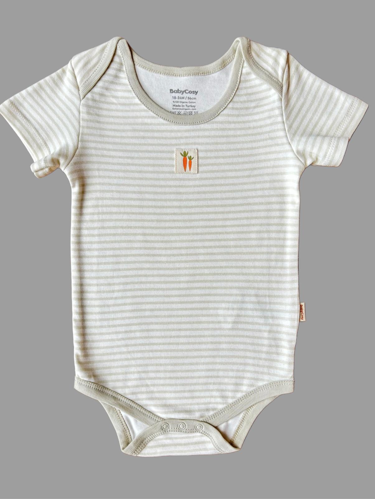 GOTS sertifikalı, organik pamuklu unisex bebek 3’lü kısa kollu body seti – 9-24 ay arası kullanım için uygundur; kutulu sunumuyla hediye seçeneği olarak da idealdir.