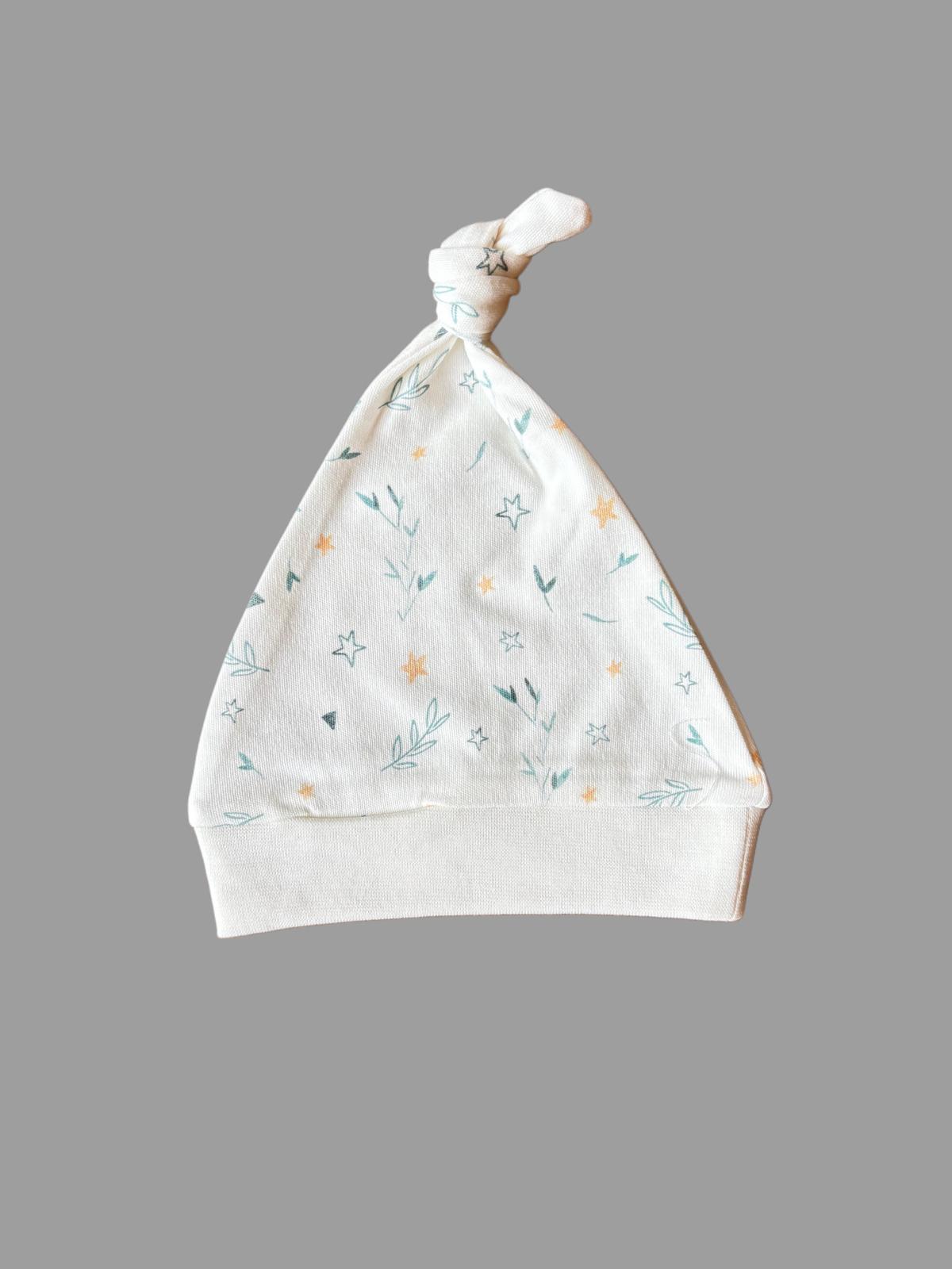 GOTS ve OEKO-TEX sertifikalı, organik pamuktan üretilmiş unisex yenidoğan bebek 3’lü takımı – 0-1 ay arası kullanım için uygundur; yumuşak dokusu ve doğal içeriğiyle hassas ciltler için güvenlidir.