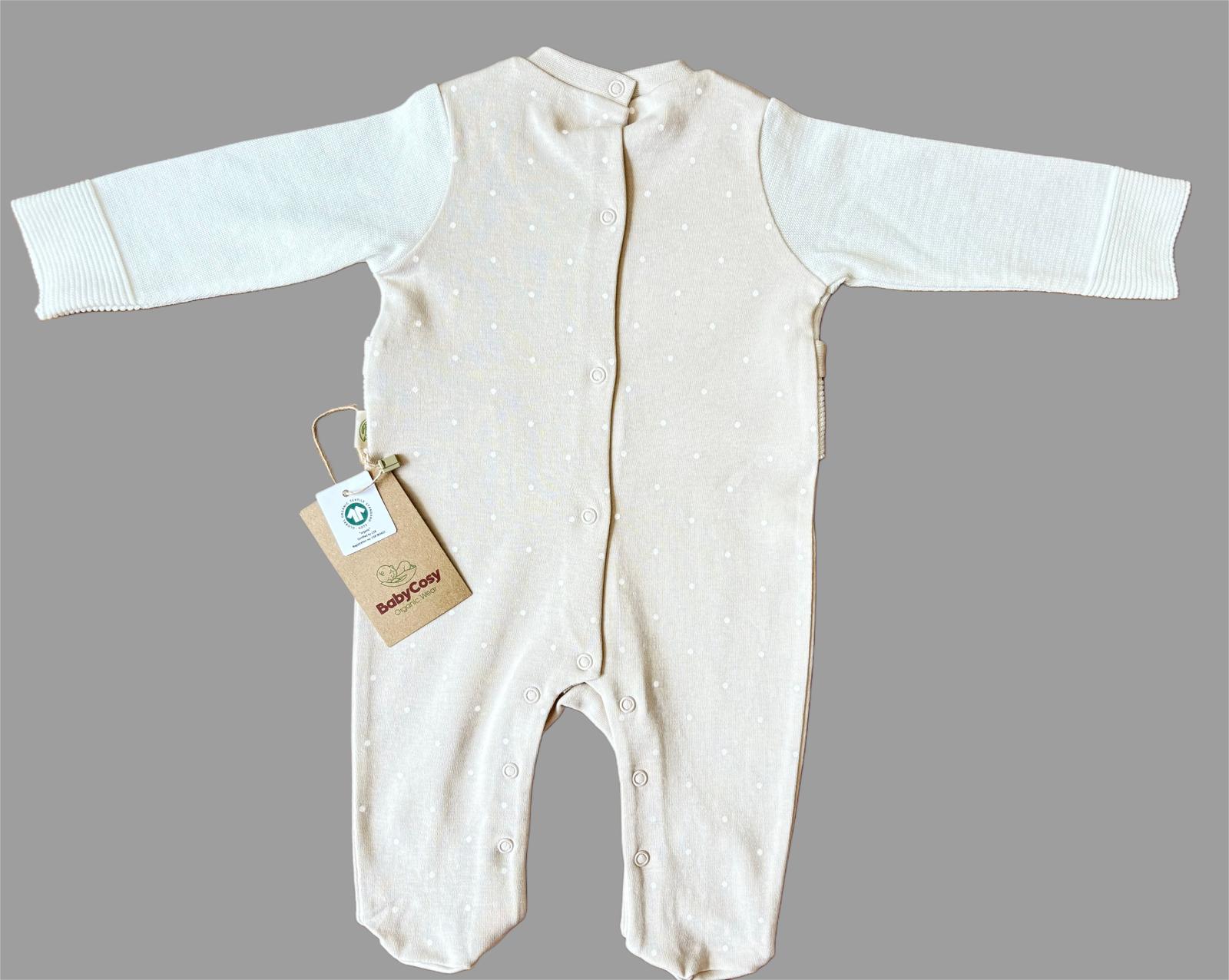 GOTS sertifikalı, organik pamuktan üretilmiş unisex Teddy tulum – 0-9 ay arası kullanım için uygun; sevimli tasarımı ve yumuşak dokusuyla bebeklerin hassas cildine özel olarak geliştirilmiştir.