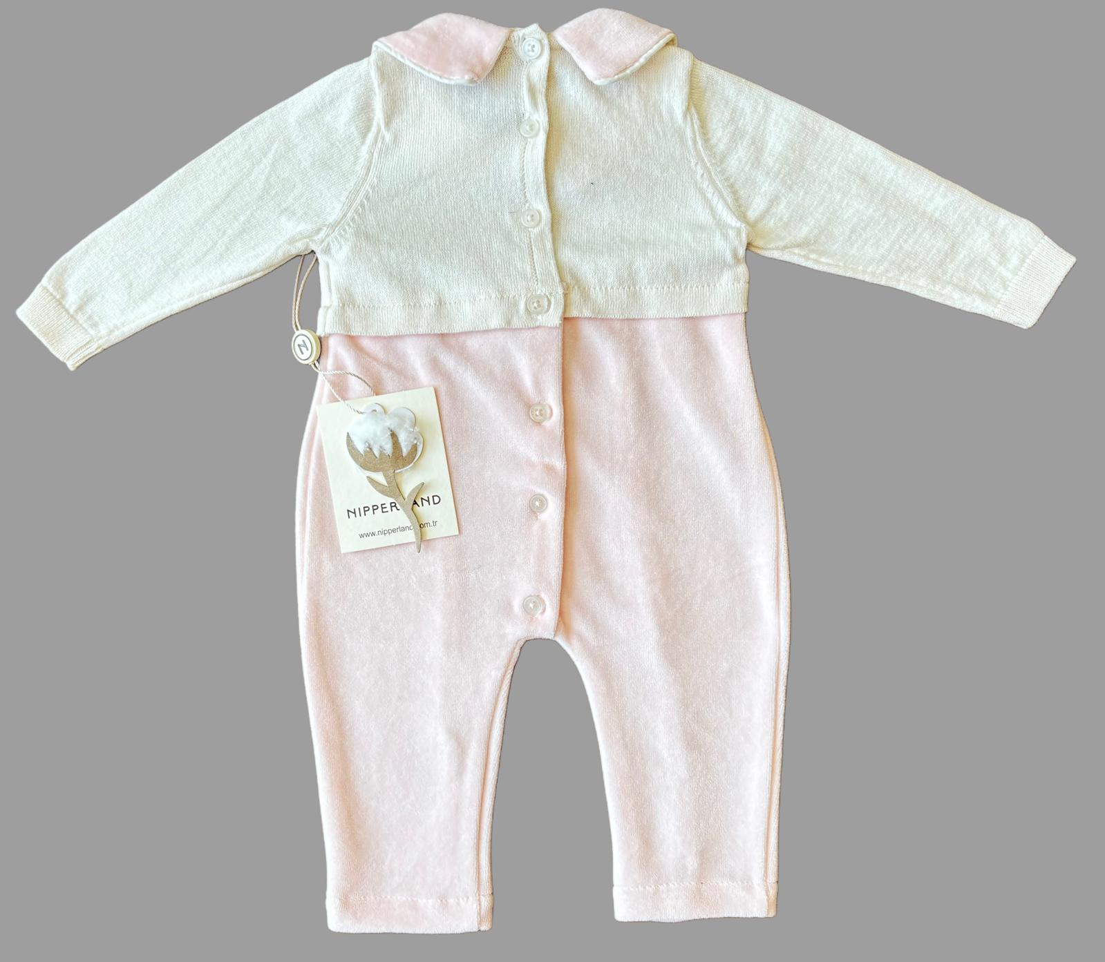 GOTS ve OEKO-TEX sertifikalı, organik pamuktan üretilmiş kız bebek Oscar tulumu – 3-12 ay arası kullanım için uygun; yumuşak dokusu ve zarif tasarımıyla hassas ciltler için idealdir.