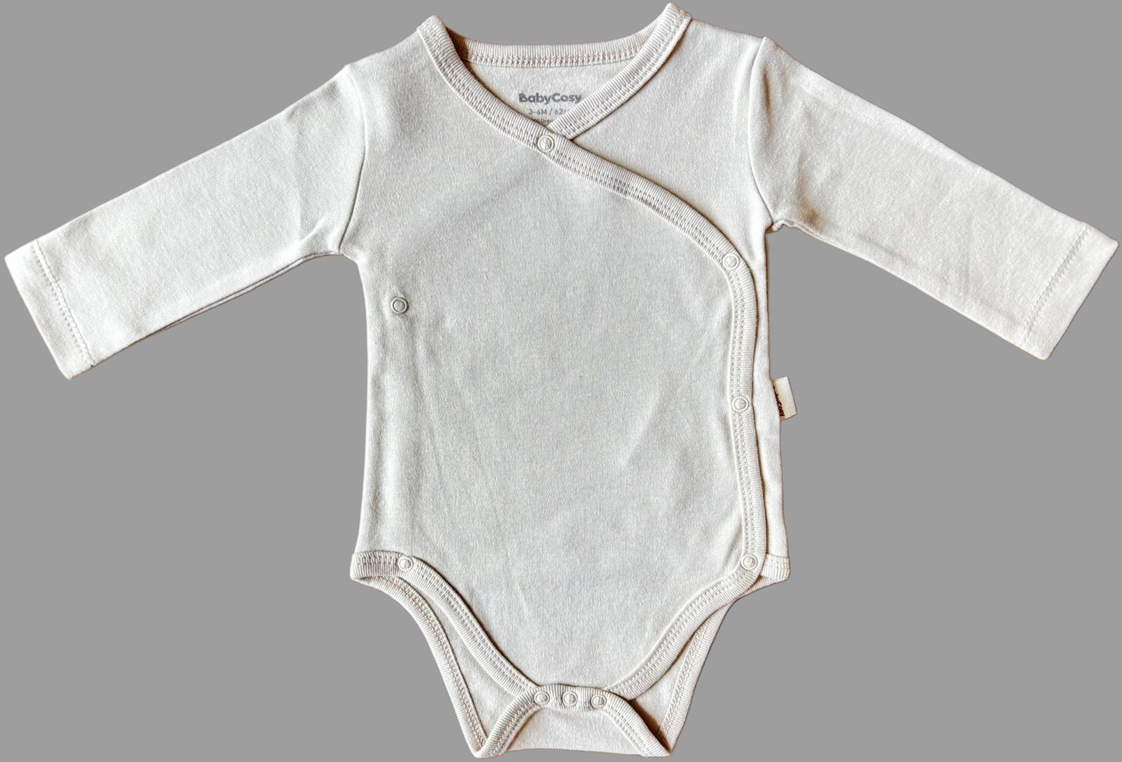 GOTS sertifikalı, organik pamuktan üretilmiş unisex bebek 2’li kruvaze body seti – 0-9 ay arası kullanım için uygundur; kolay giydirilebilir tasarımı ve yumuşak dokusuyla hassas ciltler için idealdir.