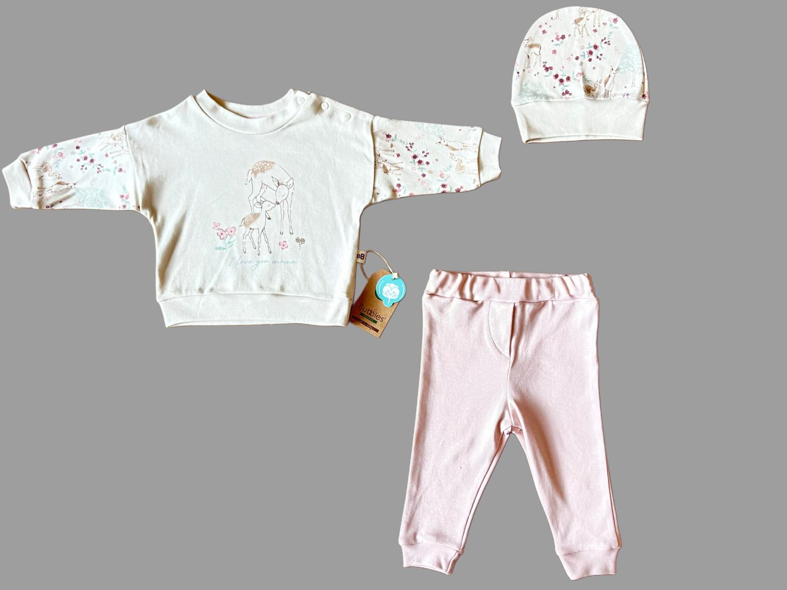 Organik pamuktan üretilmiş kız bebek 3’lü takım – şapka, sweatshirt ve pantolondan oluşur; 3-18 ay arası kullanım için uygundur, yumuşak ve konforlu yapısıyla günlük kullanıma idealdir.
