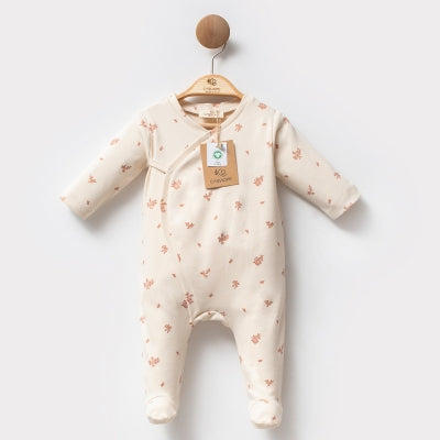 GOTS ve OEKO-TEX sertifikalı, organik pamuklu kız bebek tulumu – çiçek desenli, 2-9 ay arası kullanım için uygun; yumuşak dokulu ve hassas ciltlere özel olarak tasarlanmıştır.