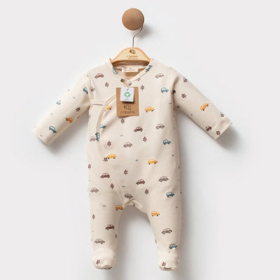 GOTS ve OEKO-TEX sertifikalı, organik pamuktan üretilmiş erkek bebek tulumu – araba desenli, 0-6 ay arası kullanım için uygun; yumuşak, cilt dostu ve nefes alabilir kumaşla tasarlanmıştır.