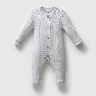GOTS ve OEKO-TEX sertifikalı, organik pamuklu erkek bebek tulumu – 3-12 ay arası kullanım için ideal, yumuşak dokulu ve rahat tasarımlı.