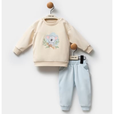 OEKO-TEX sertifikalı, organik pamuklu koala desenli erkek bebek 2’li takım – 6-18 ay arası kullanım için uygun, sweatshirt ve pantalondan oluşur.