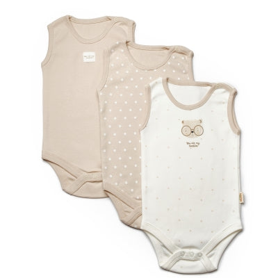 GOTS sertifikalı, organik pamuktan üretilmiş unisex bebek 3’lü kolsuz body seti – 0-9 ay arası kullanım için uygundur; kutulu ve yumuşak dokusuyla bebekler için konforlu bir seçenektir.