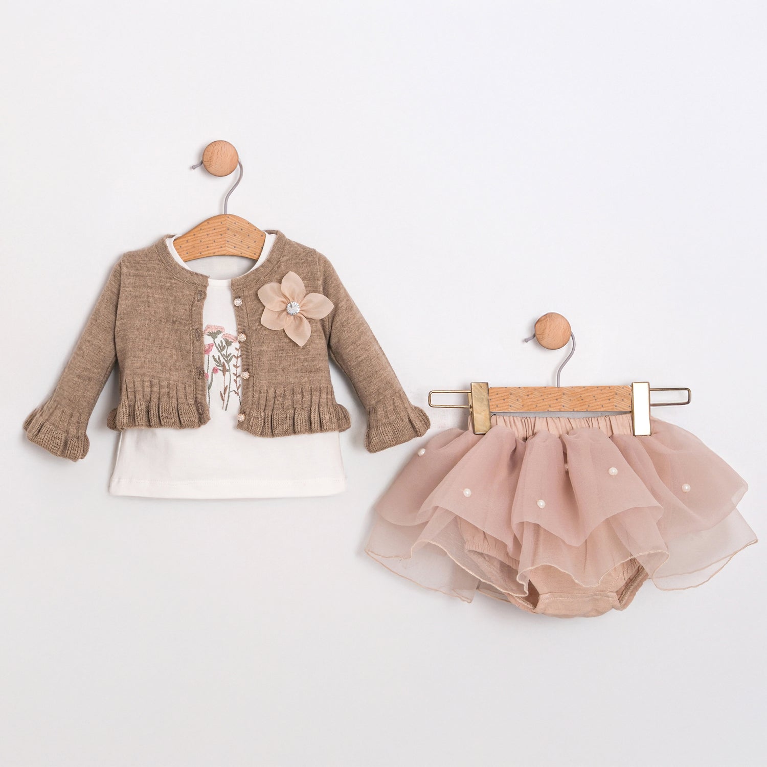Çiçek Aplikeli 3’lü Bebek Takımı – Hırka + Tütü Etek + Uzun Kollu Üst, 3–18 Ay