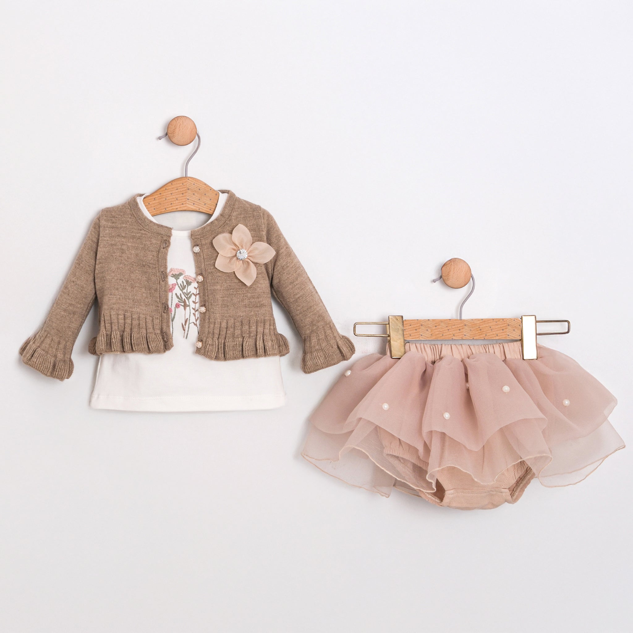 Çiçek Aplikeli 3’lü Bebek Takımı – Hırka + Tütü Etek + Uzun Kollu Üst, 3–18 Ay