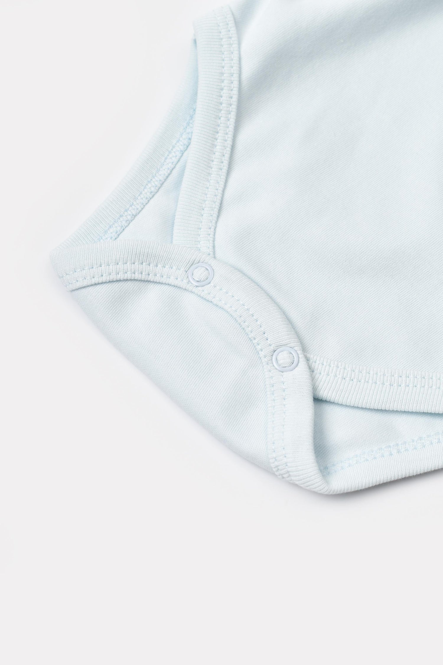 GOTS sertifikalı, organik pamuklu erkek bebek uzun kollu body – Basic Nature ve mavi deseniyle sade ve doğal stil sunar. 0-24 ay bebekler için idealdir, altı çıtçıtlıdır.