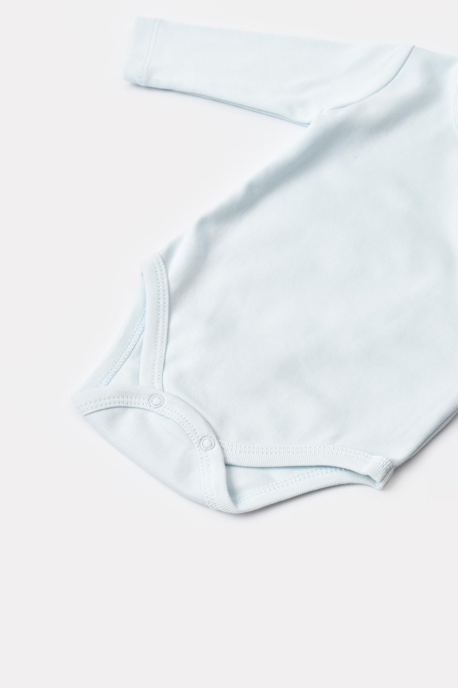GOTS sertifikalı, organik pamuklu erkek bebek uzun kollu body – Basic Nature ve mavi deseniyle sade ve doğal stil sunar. 0-24 ay bebekler için idealdir, altı çıtçıtlıdır.