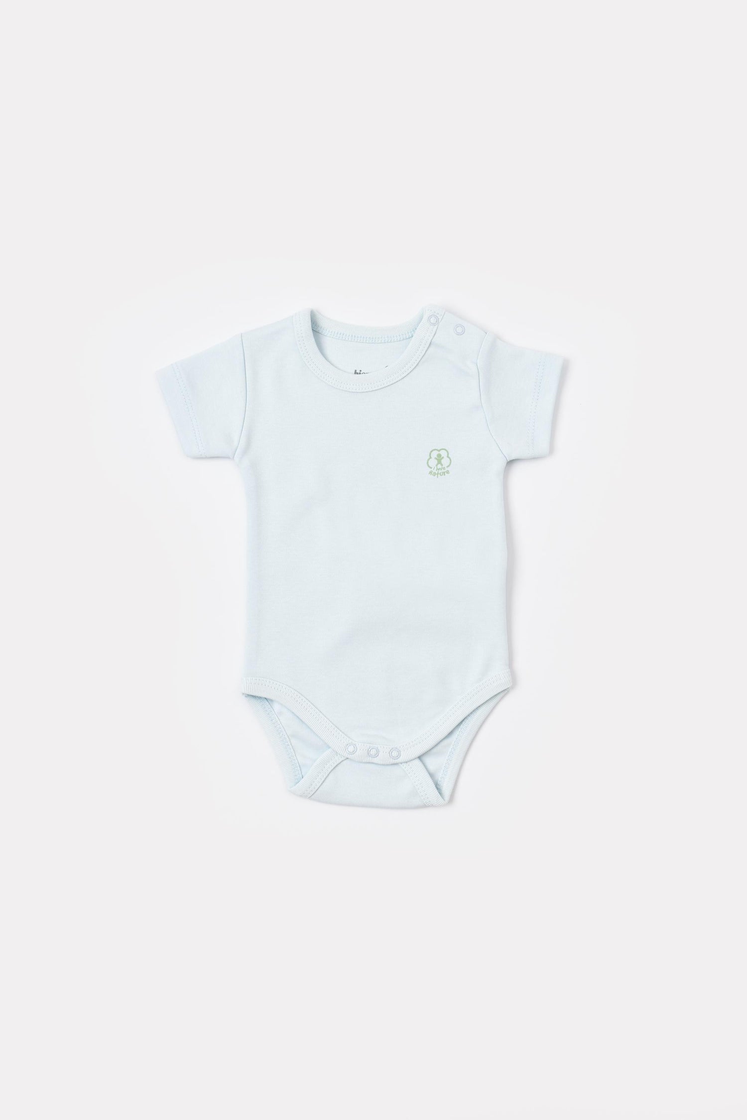 GOTS sertifikalı, organik pamuklu Basic Nature ve mavi desenli unisex kısa kollu bebek body – 0-24 ay arası kullanım için uygundur.