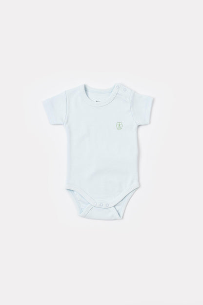 GOTS sertifikalı, organik pamuklu Basic Nature ve mavi desenli unisex kısa kollu bebek body – 0-24 ay arası kullanım için uygundur.