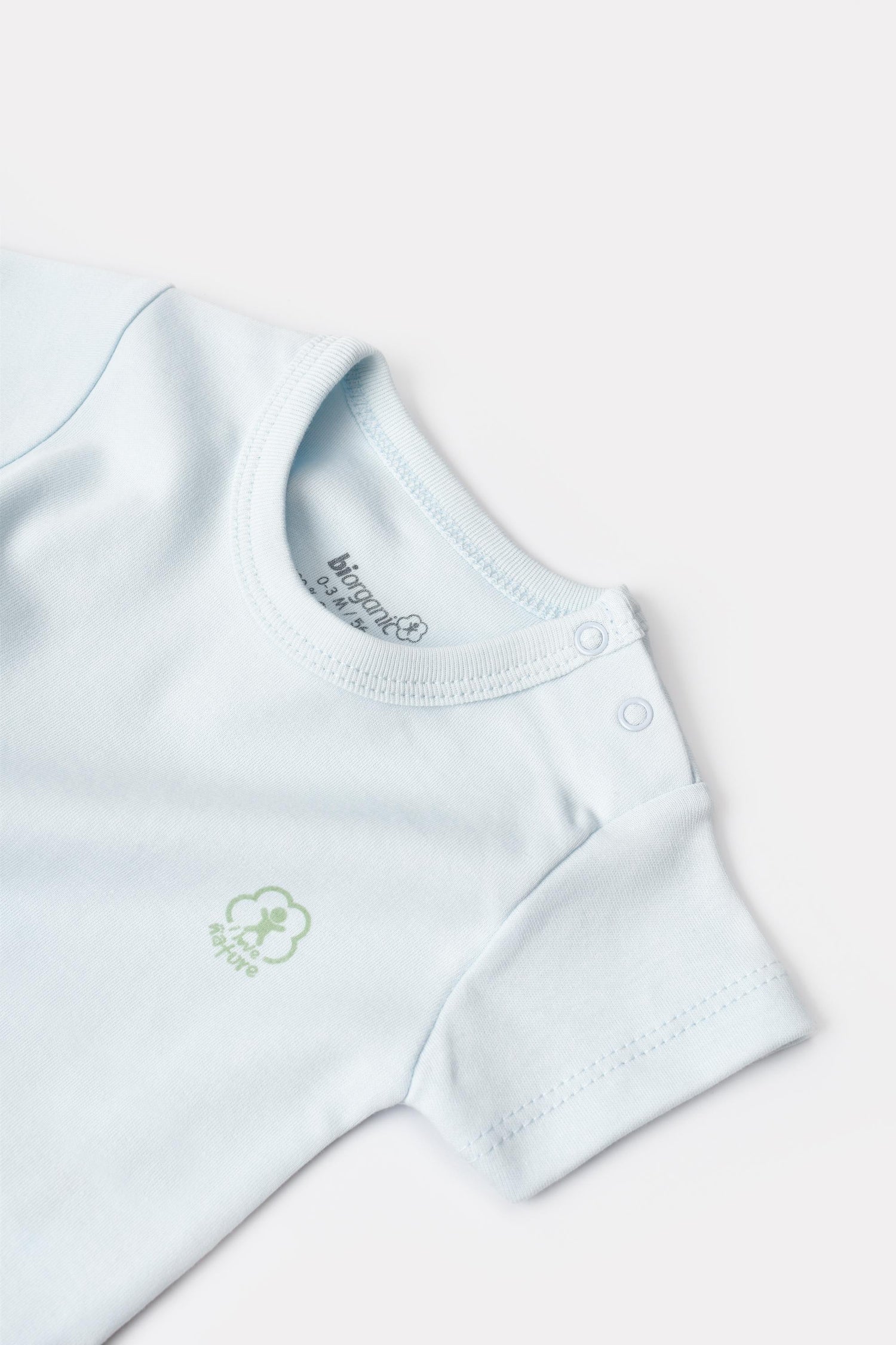 GOTS sertifikalı, organik pamuklu Basic Nature ve mavi desenli unisex kısa kollu bebek body – 0-24 ay arası kullanım için uygundur. omuzu çıtçıtlıdır.