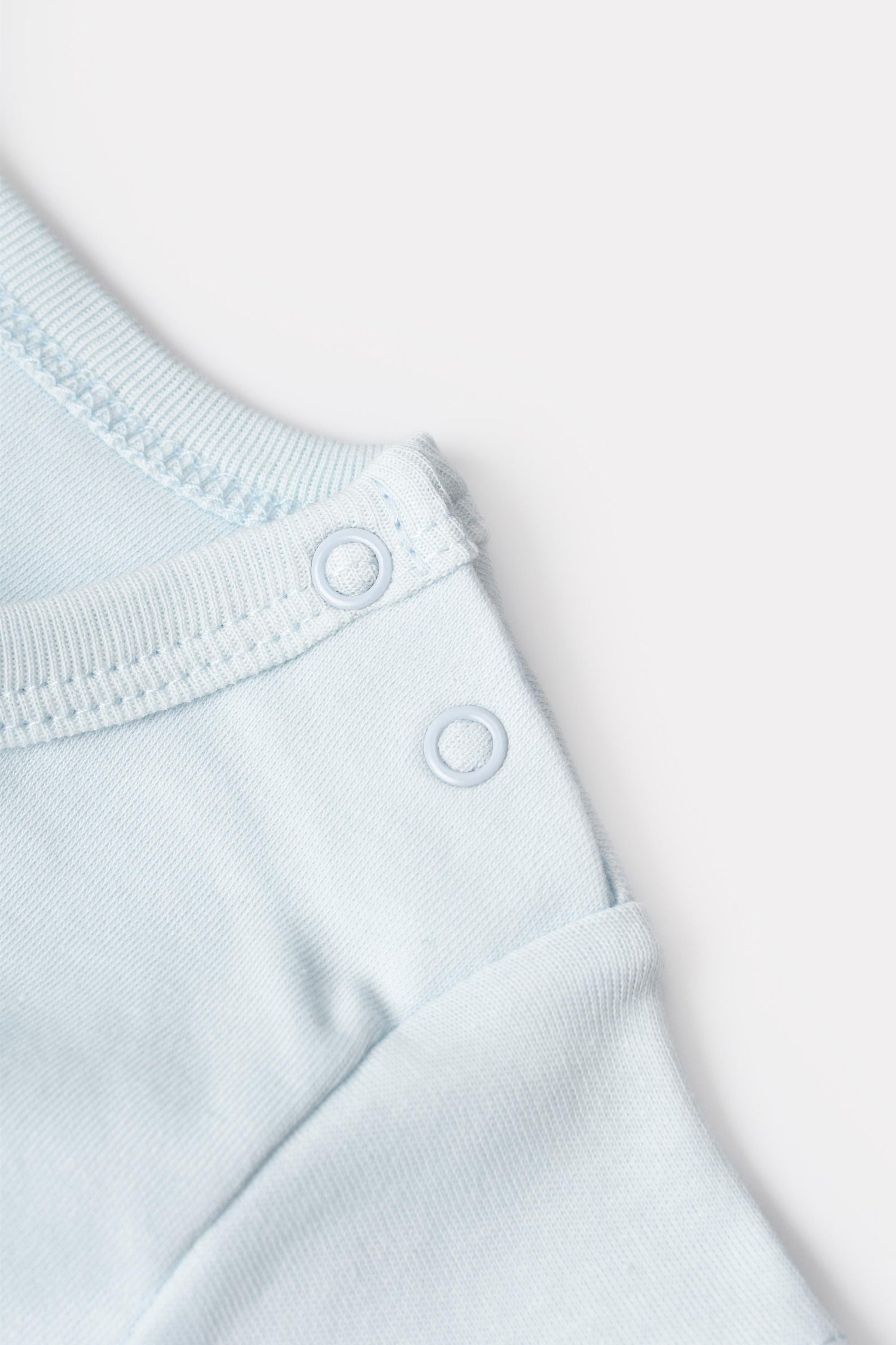 GOTS sertifikalı, organik pamuklu Basic Nature ve mavi desenli unisex kısa kollu bebek body – 0-24 ay arası kullanım için uygundur. Omuzu çıtçıtlıdır.