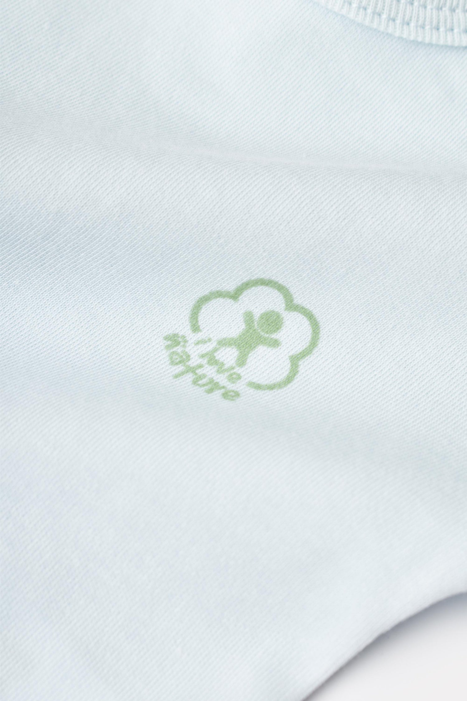 GOTS sertifikalı, organik pamuklu Basic Nature ve mavi desenli unisex kısa kollu bebek body – 0-24 ay arası kullanım için uygundur.