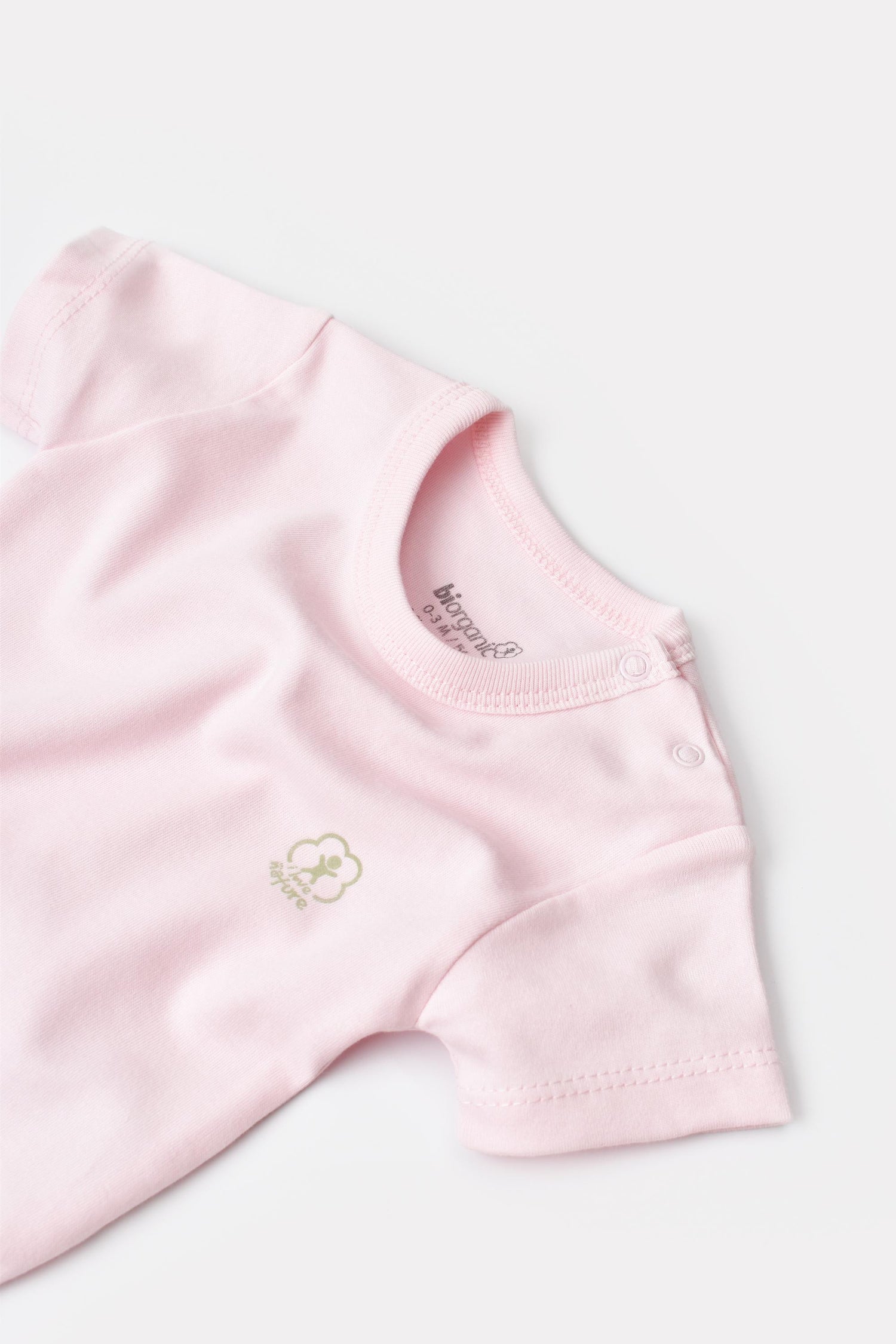 GOTS sertifikalı, organik pamuklu Basic Nature ve pembe desenli kız bebek kısa kollu body – 0-24 ay arası kullanım için uygundur.