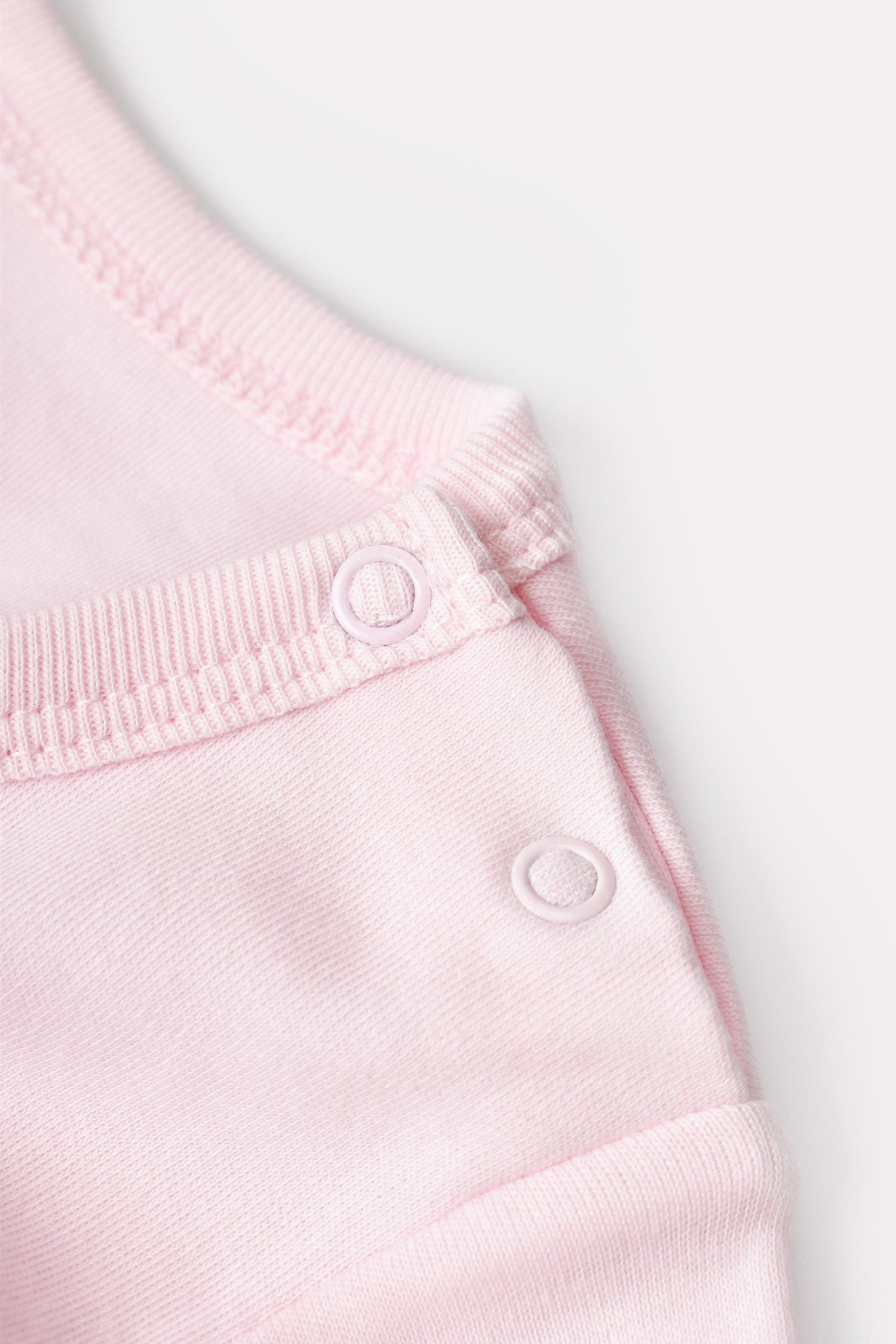 GOTS sertifikalı, organik pamuklu Basic Nature ve pembe desenli kız bebek kısa kollu body – 0-24 ay arası kullanım için uygundur. Omuzu çıtçıtlıdır.