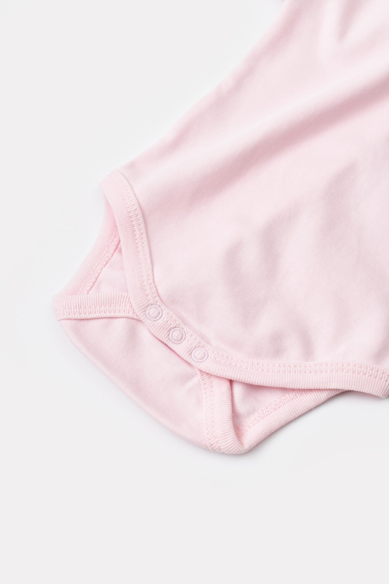 GOTS sertifikalı, organik pamuklu Basic Nature ve pembe desenli kız bebek kısa kollu body – 0-24 ay arası kullanım için uygundur. Altı çıtçıtlıdır.