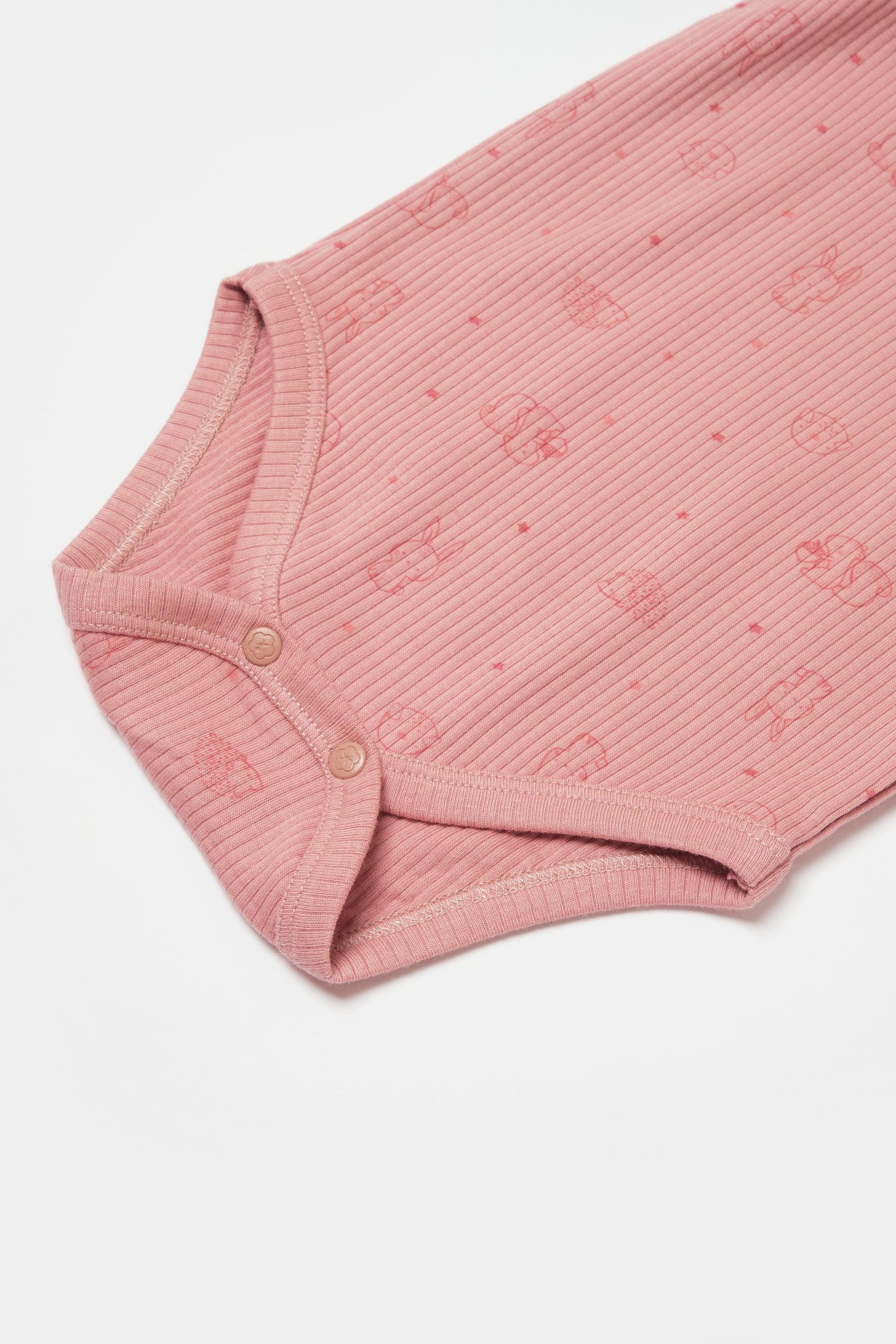 Organik modal kumaştan üretilmiş Play With Me temalı unisex kısa kollu bebek body – 0-36 ay arası kullanım için uygundur. Altı çıtçıtlıdır.