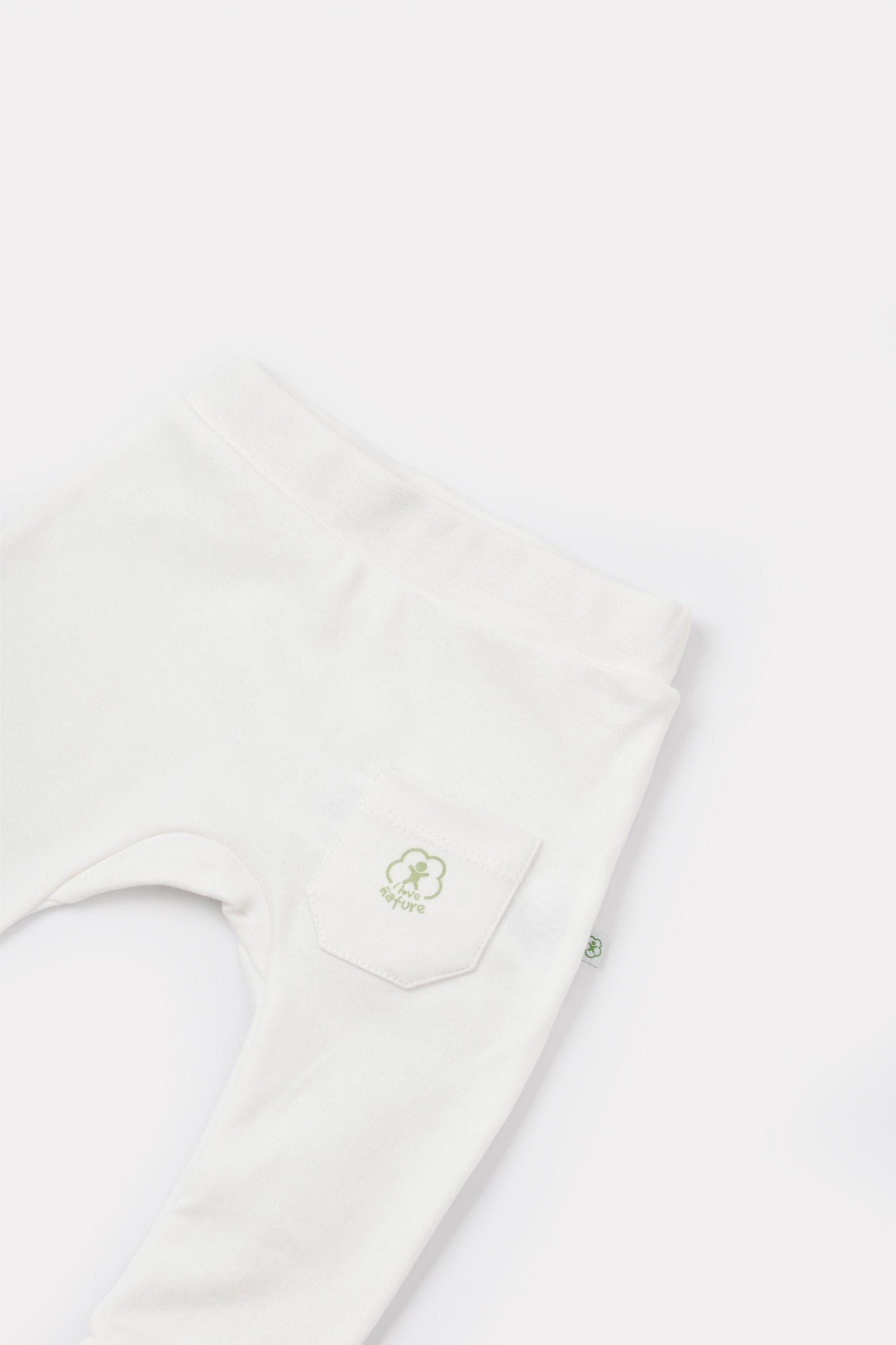GOTS sertifikalı, organik pamuklu Basic Nature desenli unisex bebek patiksiz tek alt – 0-12 ay arası bebekler için rahat ve nefes alabilir kumaş.