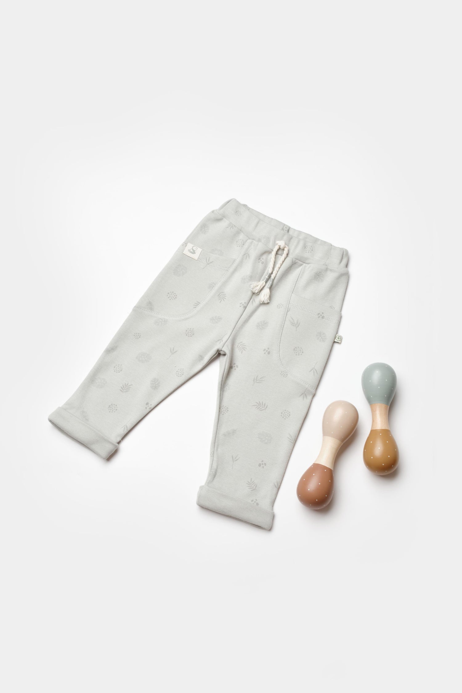 GOTS sertifikalı, organik pamuklu Love Our Earth temalı unisex patiksiz bebek alt giysisi – 6-36 ay bebekler için rahat, doğal ve nefes alabilir yapıdadır.