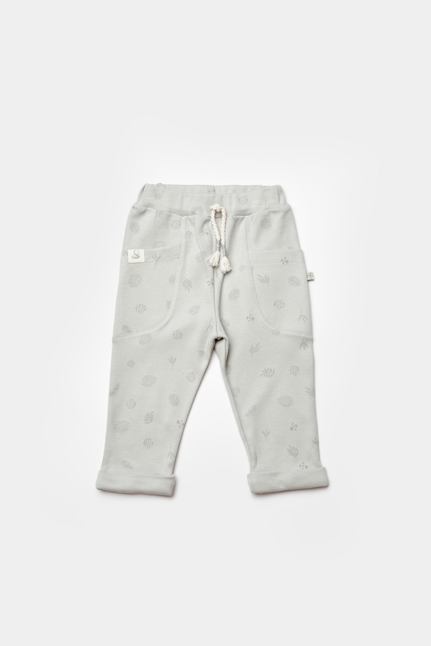 GOTS sertifikalı, organik pamuklu Love Our Earth temalı unisex patiksiz bebek alt giysisi – 6-36 ay bebekler için rahat, doğal ve nefes alabilir yapıdadır.