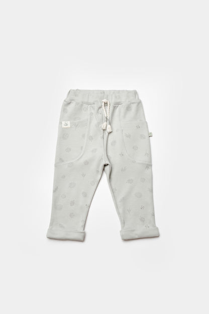 GOTS sertifikalı, organik pamuklu Love Our Earth temalı unisex patiksiz bebek alt giysisi – 6-36 ay bebekler için rahat, doğal ve nefes alabilir yapıdadır.