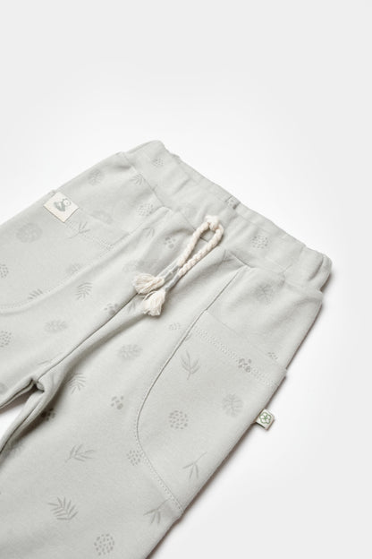 GOTS sertifikalı, organik pamuklu Love Our Earth temalı unisex patiksiz bebek alt giysisi – 6-36 ay bebekler için rahat bel yapısı, doğal ve nefes alabilir yapıdadır.