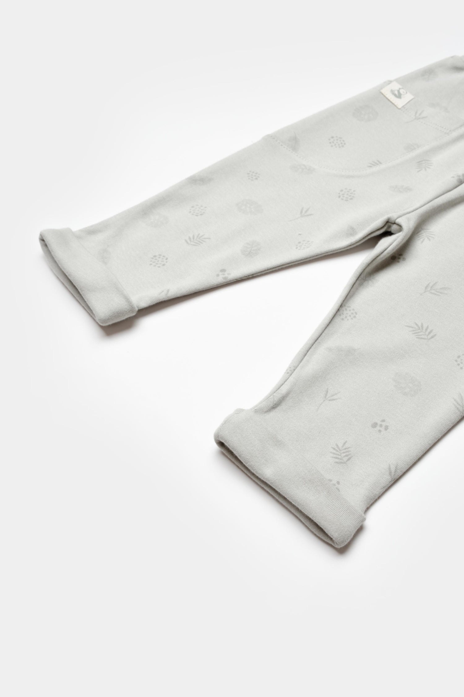 GOTS sertifikalı, organik pamuklu Love Our Earth temalı unisex patiksiz bebek alt giysisi – 6-36 ay bebekler için rahat bel yapısı, doğal ve nefes alabilir yapıdadır.