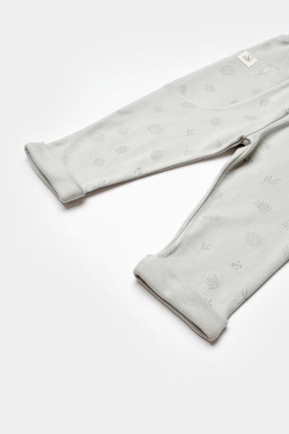 GOTS sertifikalı, organik pamuklu Love Our Earth temalı unisex patiksiz bebek alt giysisi – 6-36 ay bebekler için rahat bel yapısı, doğal ve nefes alabilir yapıdadır.