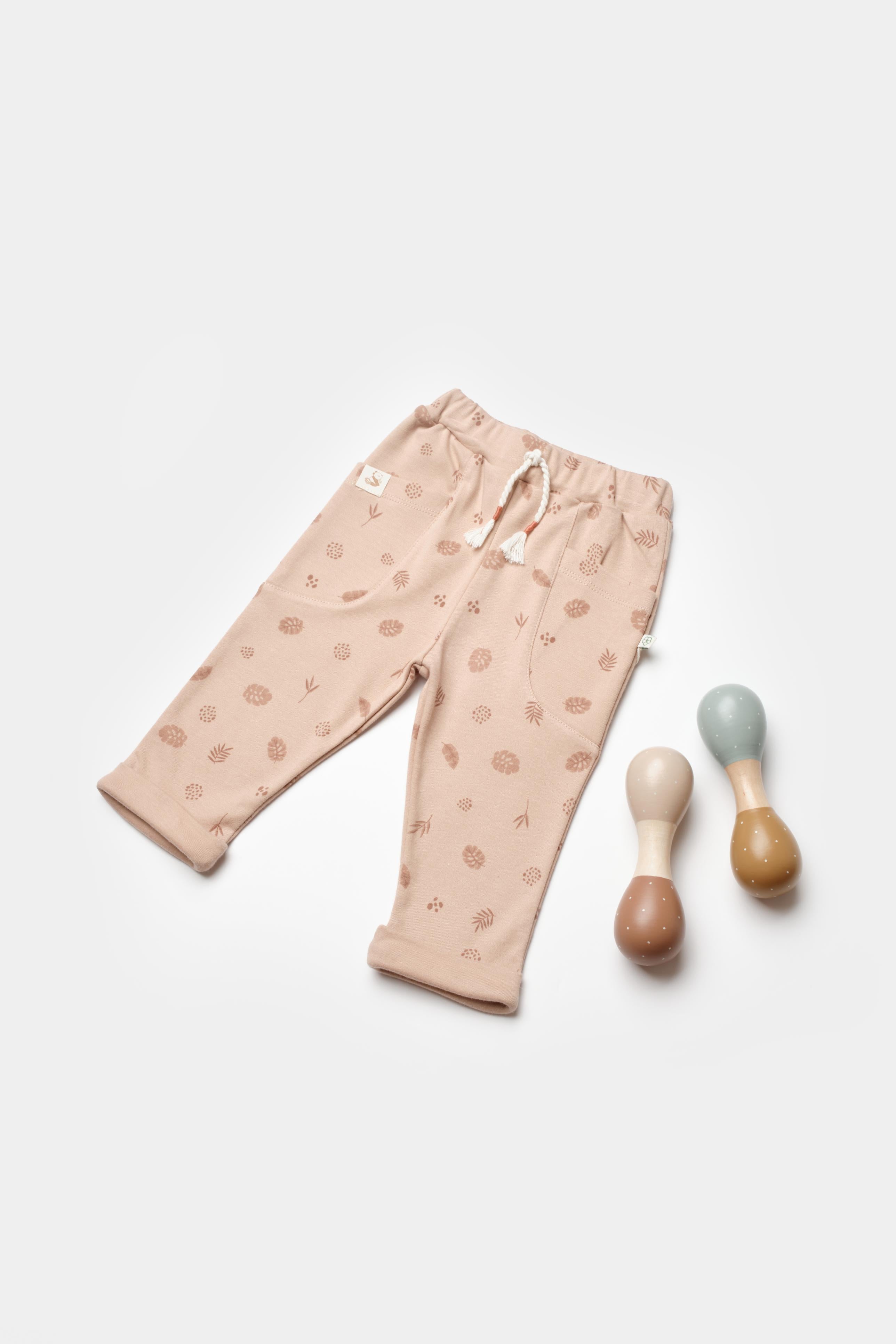 GOTS sertifikalı, organik pamuklu Love Our Earth temalı unisex patiksiz bebek tek alt – 6-36 ay arası kullanım için idealdir, hafif ve nefes alabilir kumaşlı.