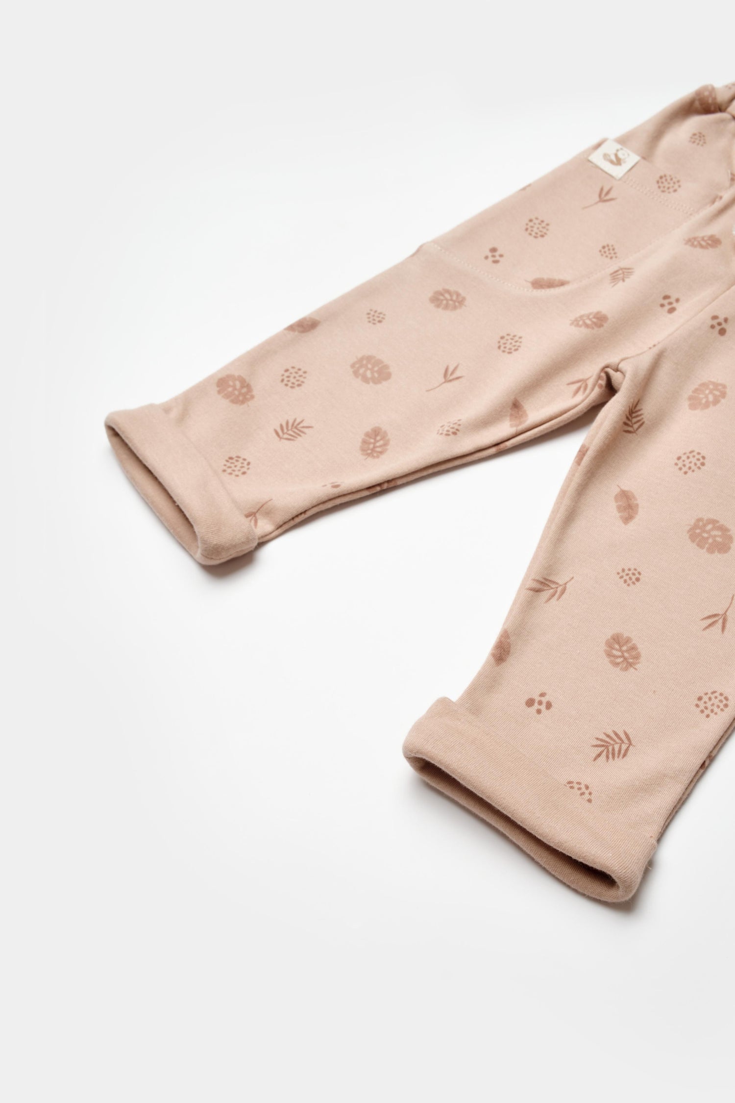 GOTS sertifikalı, organik pamuklu Love Our Earth temalı unisex patiksiz bebek tek alt – 6-36 ay arası kullanım için idealdir, hafif ve nefes alabilir kumaşlı.